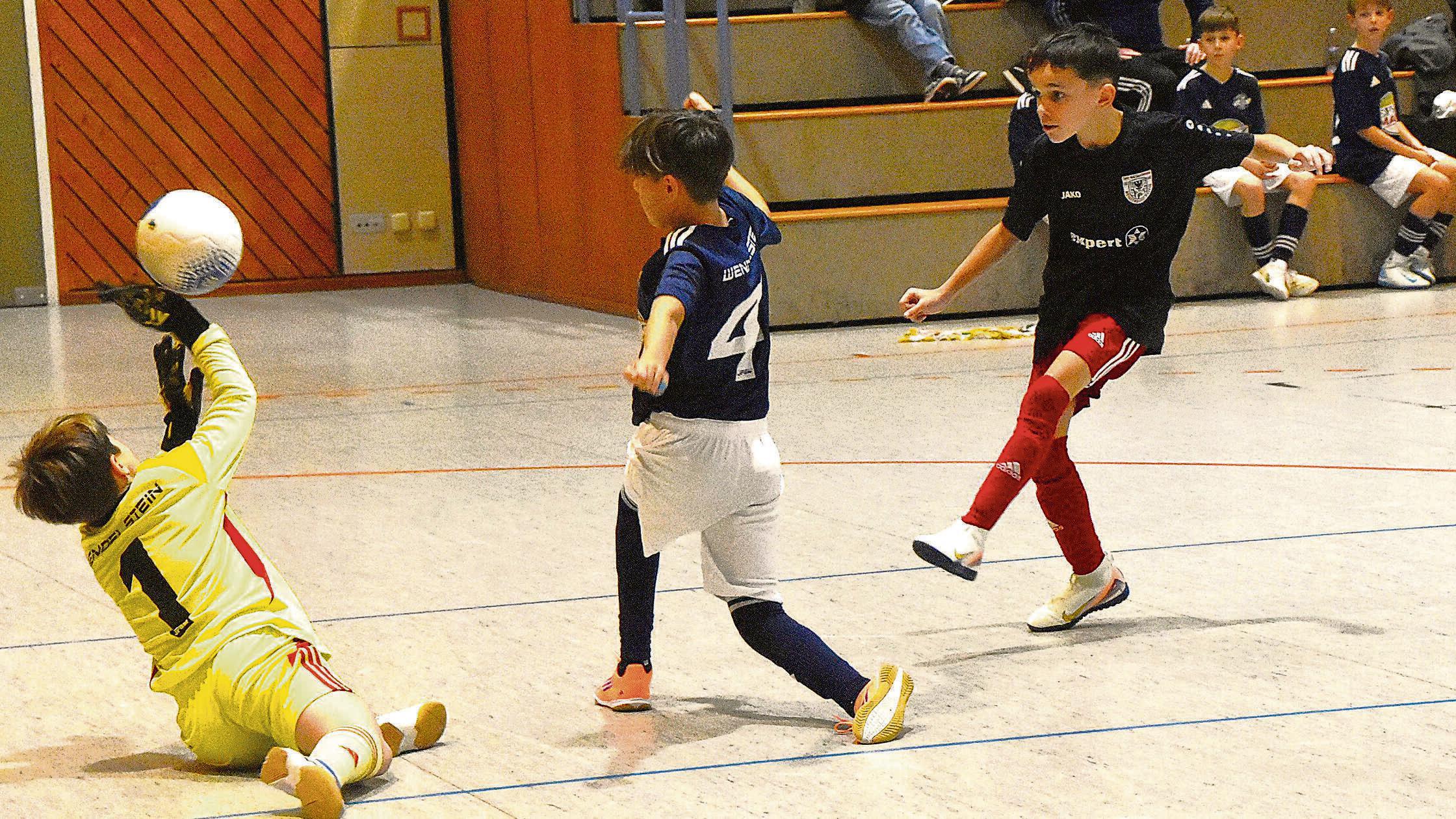 Volle-Halle-gute-Laune-viel-Einsatz-die-Endrunde-der-E-Junioren-in-Schwanstetten