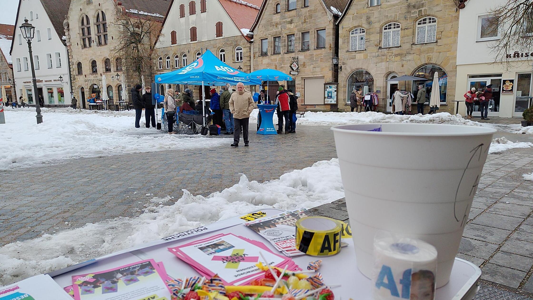 Auseinandersetzung-um-AfD-Infostand-in-Lauf-spontaner-Protest-auf-dem-Marktplatz