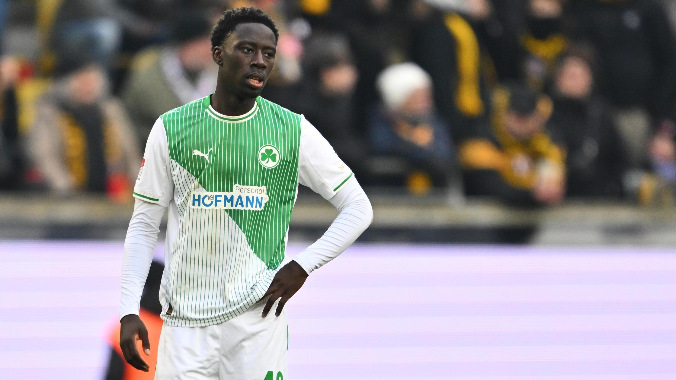 Schritt-zur-ck-Omar-Sillah-soll-sich-in-Aachen-f-r-eine-Zukunft-in-F-rth-empfehlen