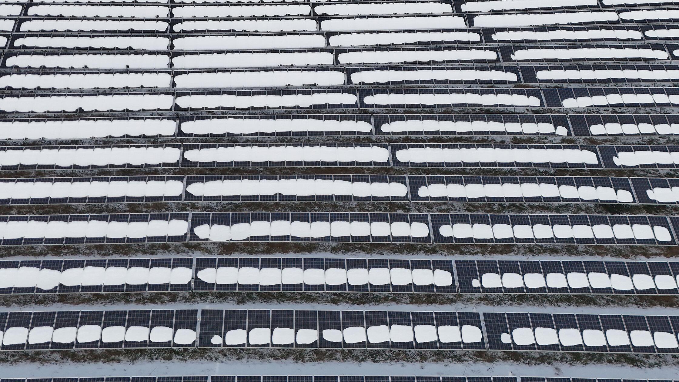 Solarpark in Bayern im Winter