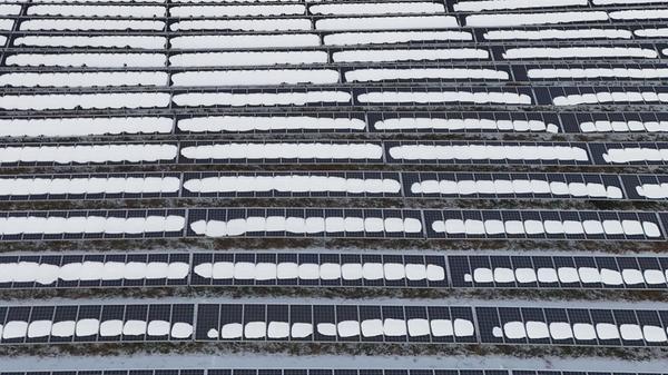 Solarpark in Bayern im Winter