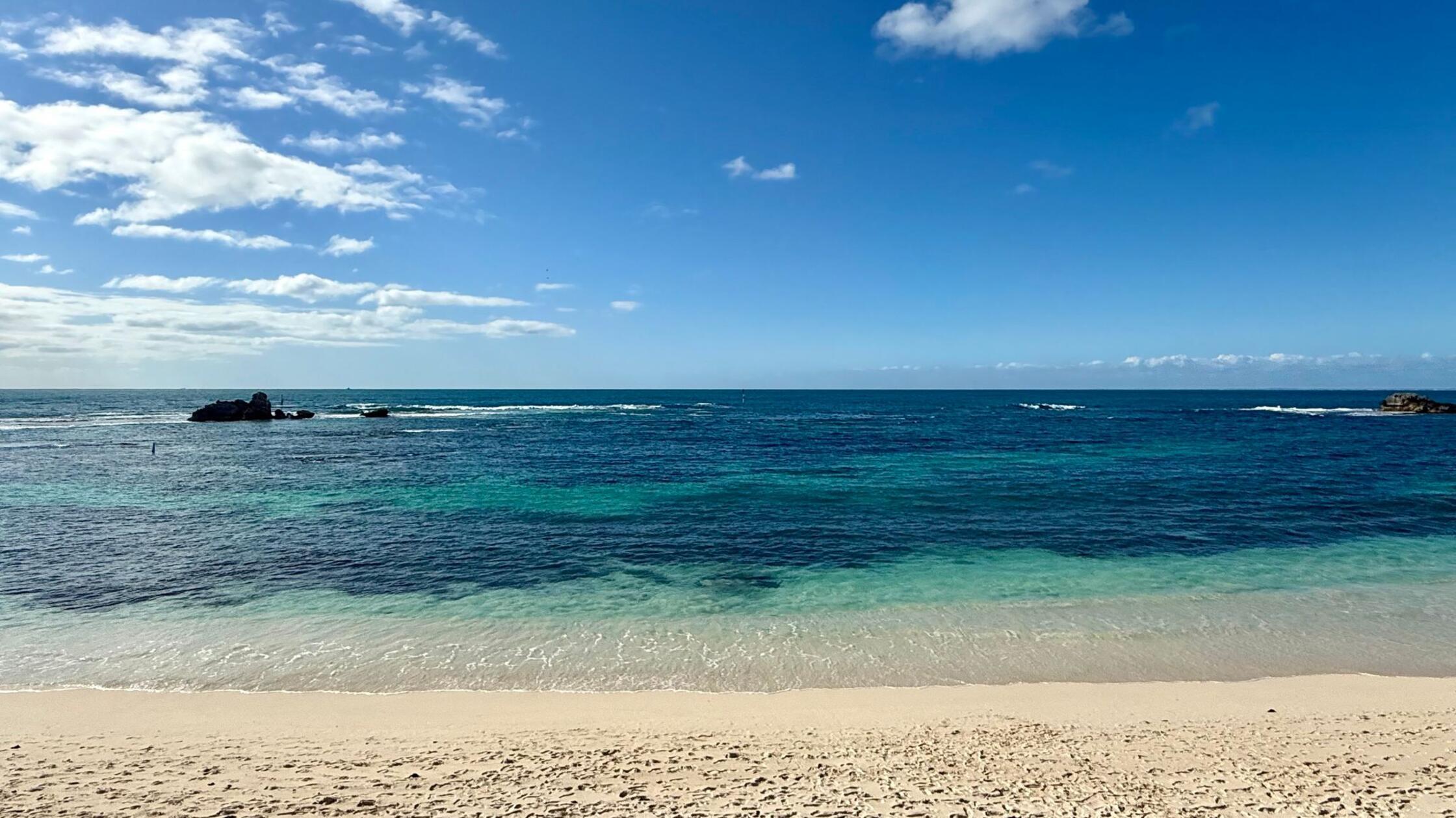 Ein Strand ist auf Rottnest Island an der australi