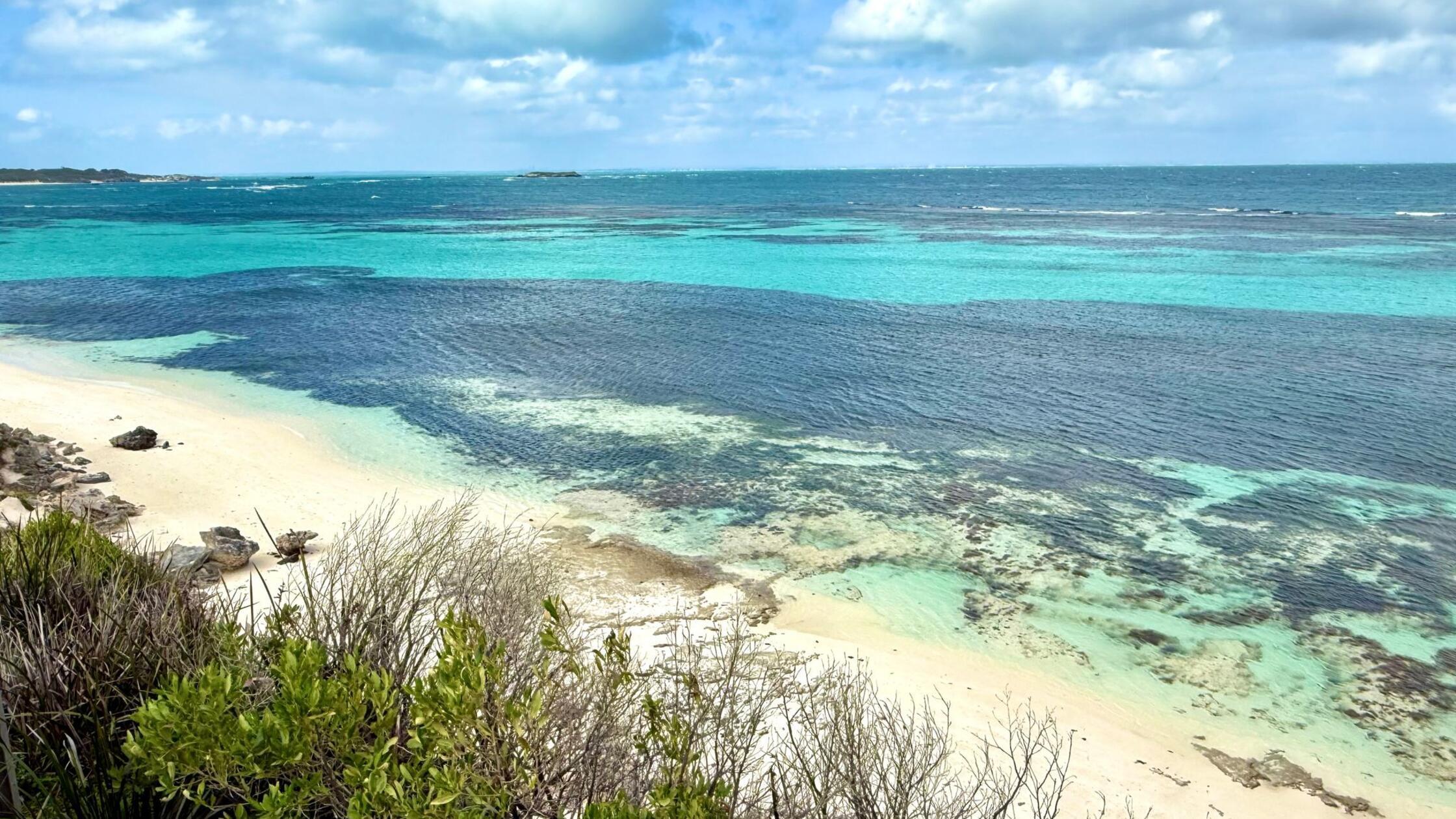 Ein Strand ist auf Rottnest Island an der australi