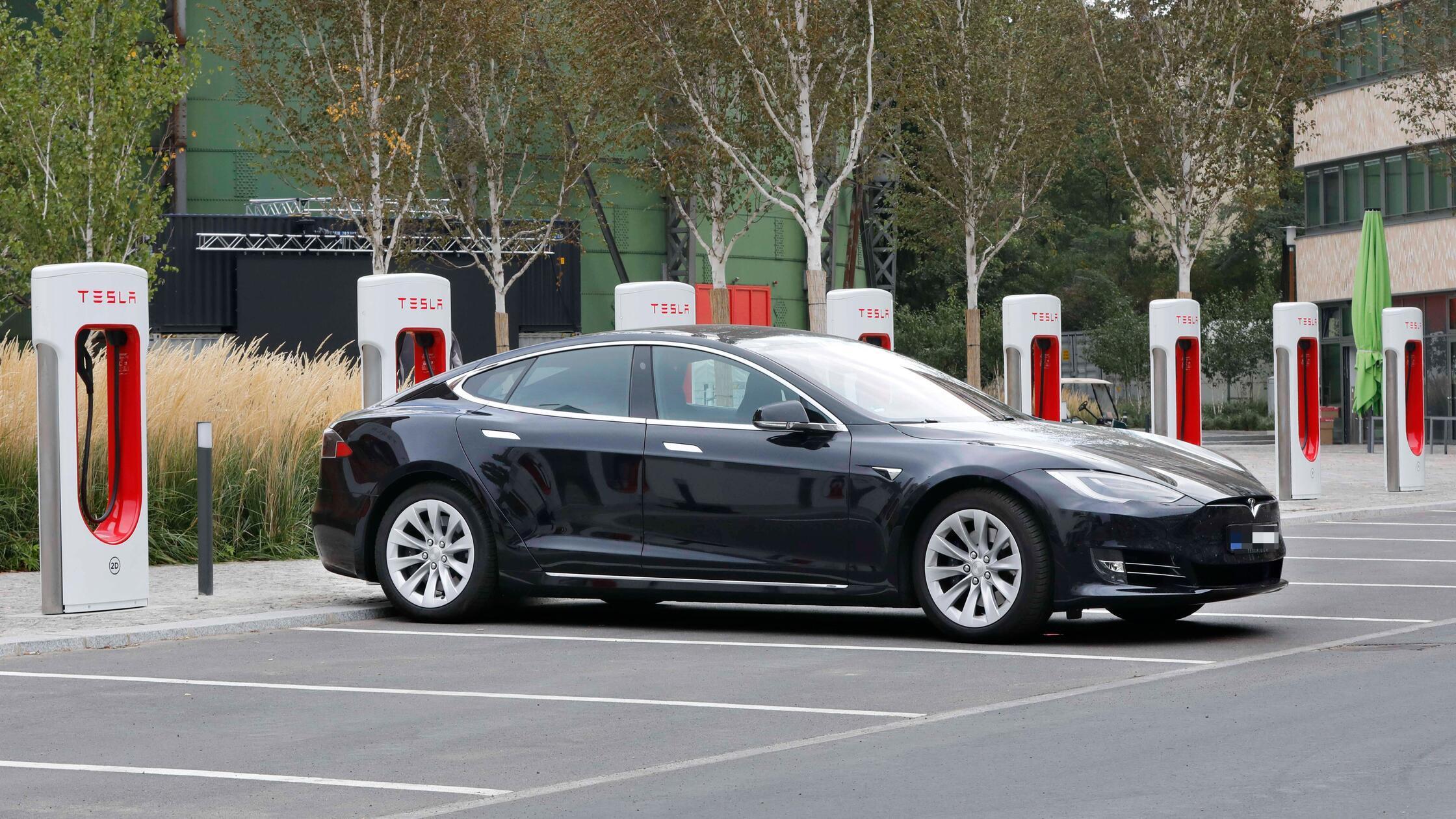 Gef-hrliche-Man-ver-Zivilstreife-stoppt-Tesla-Fahrerin-nach-wilder-Fahrt