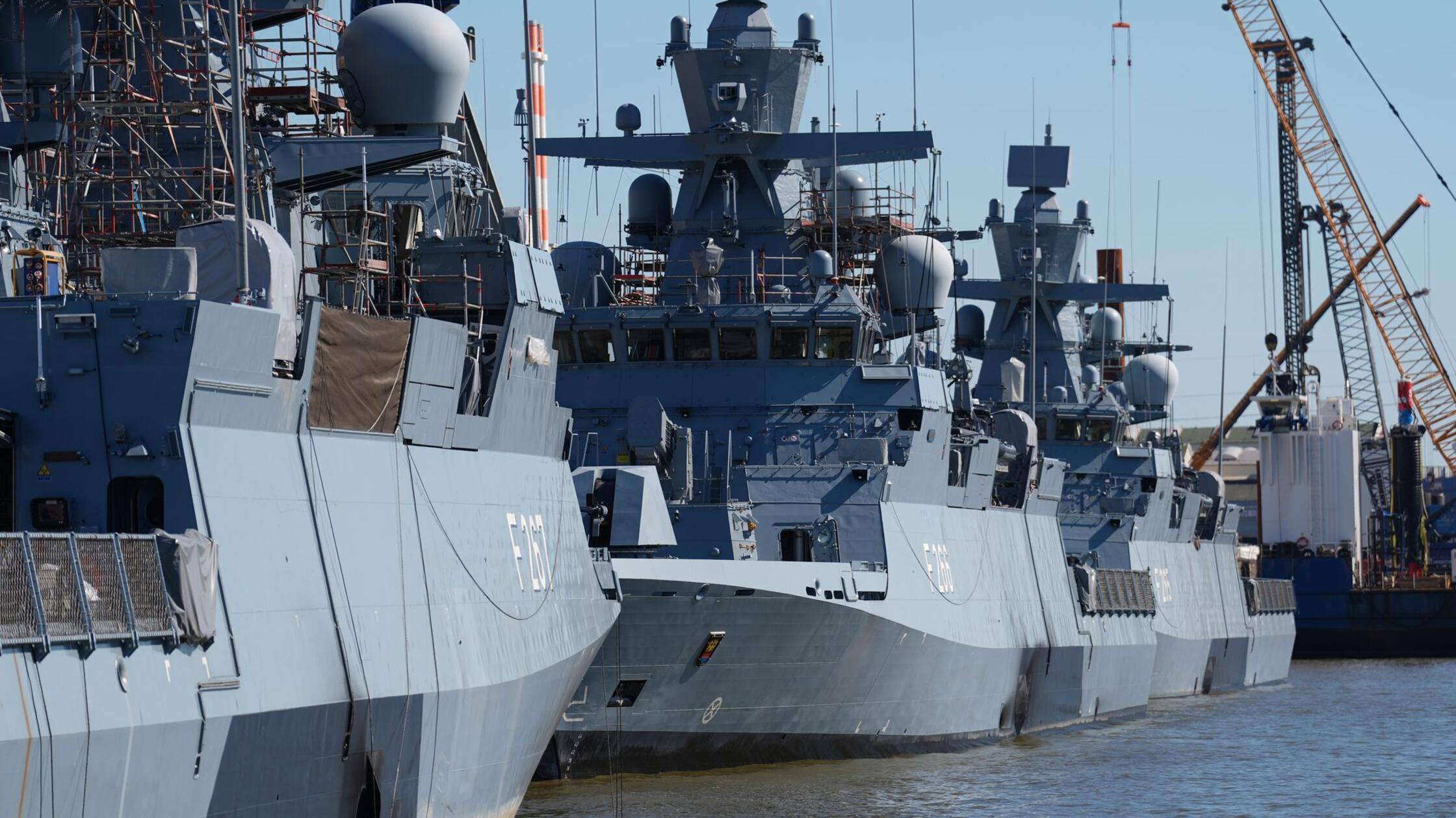 Die Korvetten F 265 „Köln“ (r-l), F 266 „Emden“ un