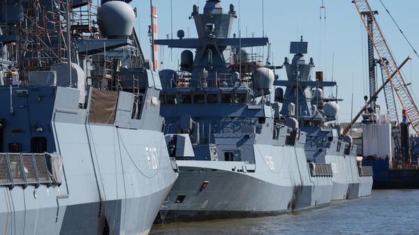 Die Korvetten F 265 „Köln“ (r-l), F 266 „Emden“ un