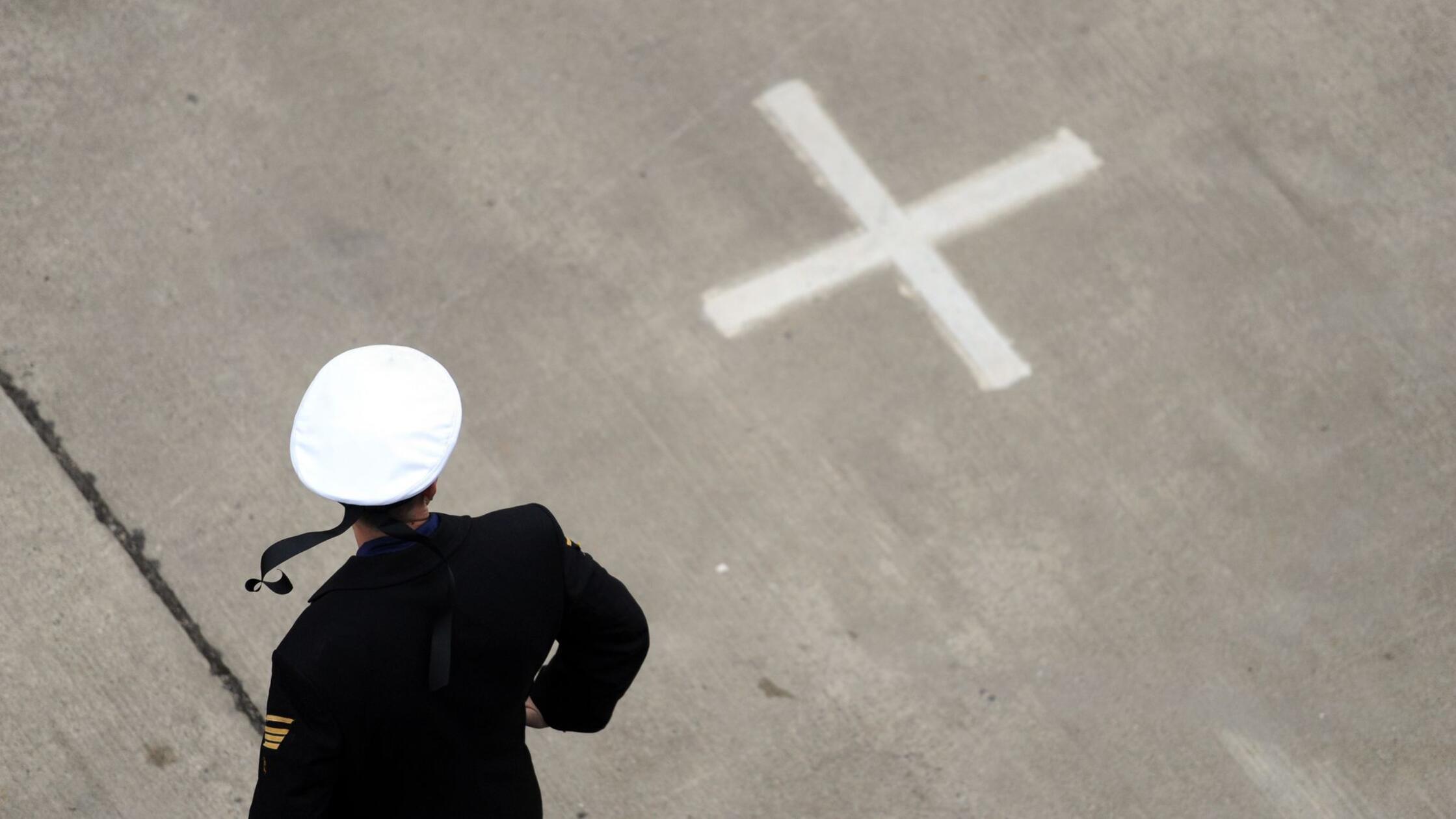 Ein Matrose steht am Samstag (15.09.2012) an der Ü