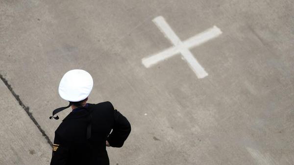 Ein Matrose steht am Samstag (15.09.2012) an der Ü