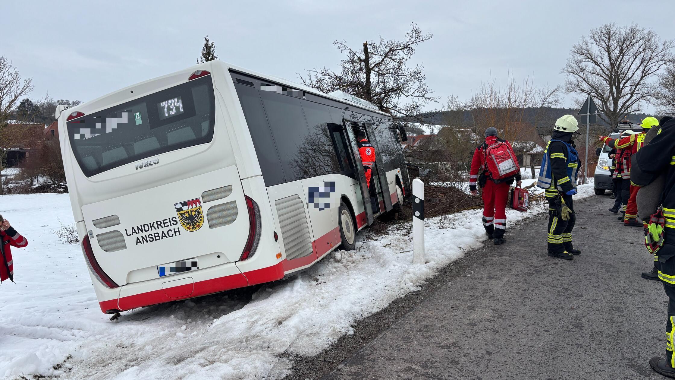 F-nf-Verletzte-bei-Bus-Unfall-in-Unteraltenbernheim-erste-Erkenntnisse-zur-Unfallursache