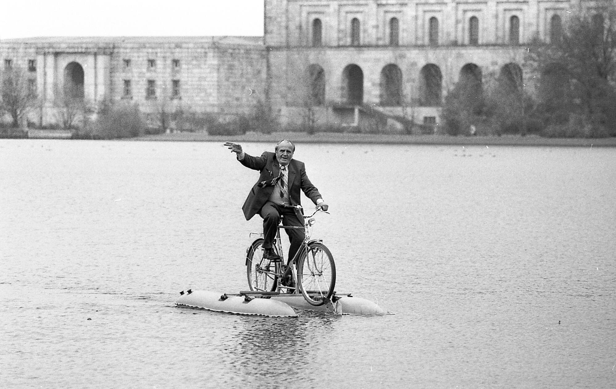 Trockenen Fußes über den Dutzendteich: Im Rahmen der IENA 1981 führte der Nürnberger Ernst Zeitler sein Wasserfahrrad vor. Mittels Pedalbetrieb wurde die Antriebsschraube in Schwung gehalten, das Vorderrad war mit einem Ruder verbunden. Leider schaffte es diese sympathische Erfindung nicht in die Serienfertigung, ein Hingucker war dieses außergewöhnliche Fortbewegungsmittel aber allemal.