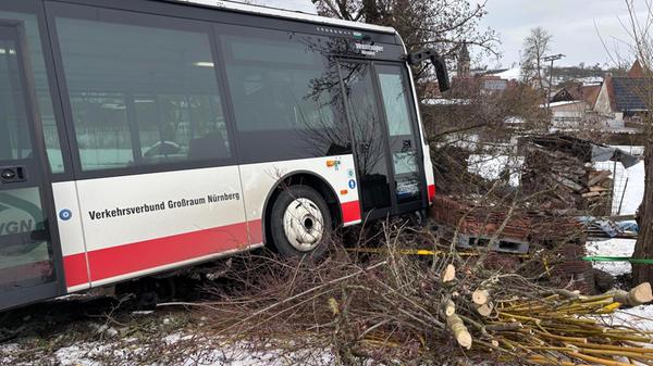 Schulbus kollidiert frontal mit Baum: Anzahl der V