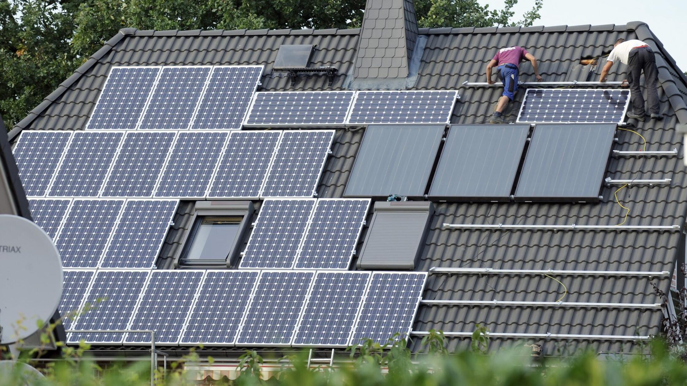 Auf einem Einfamilienhaus wird eine Photovoltaikan