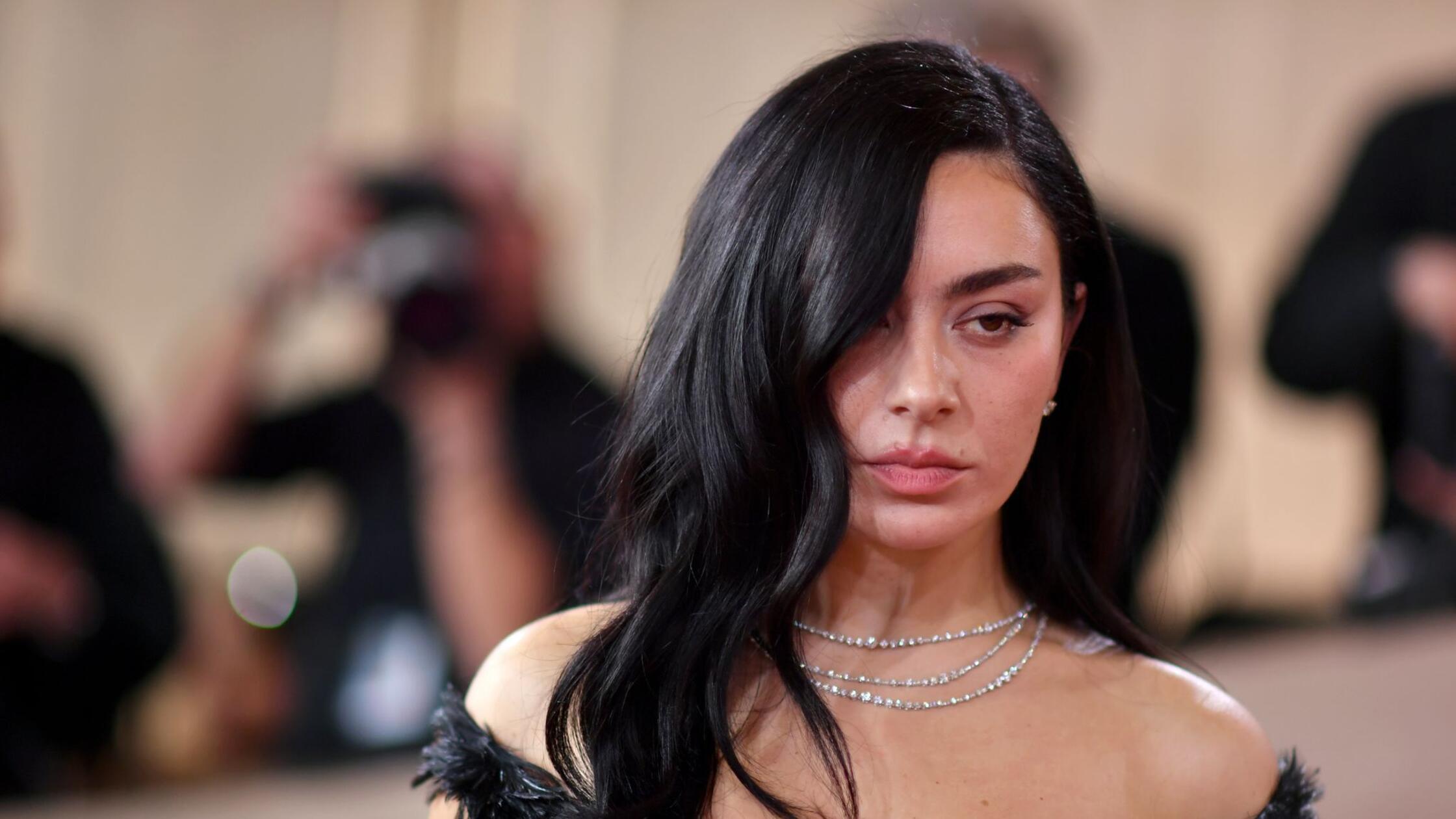 Charli xcx kommt zu den 83. Golden Globes im Bever