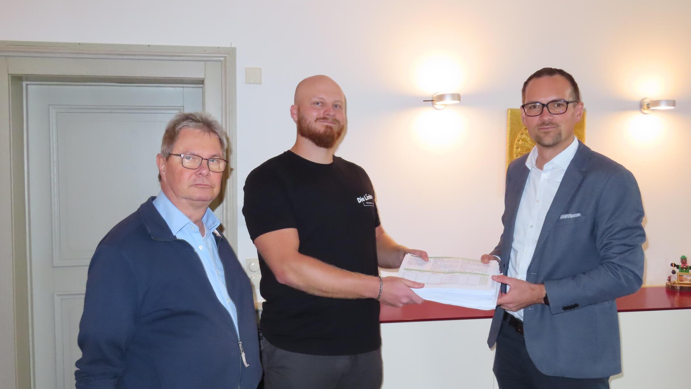 Cornelius Voigt übergibt die 1450 Unterschriften d