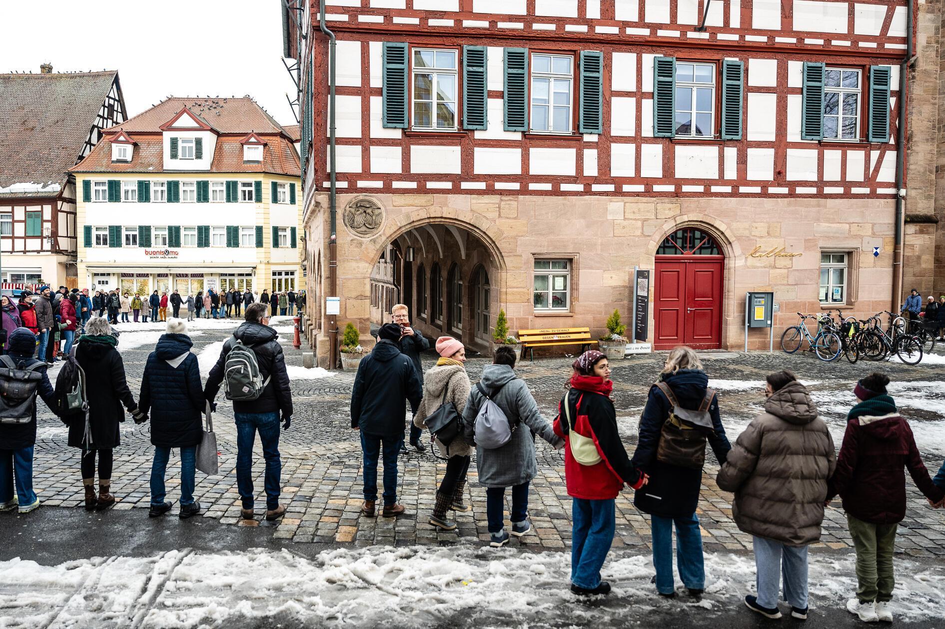 Aktion-Rath-user-sch-tzen-Bilder-von-der-Menschenkette-um-das-Schwabacher-Rathaus