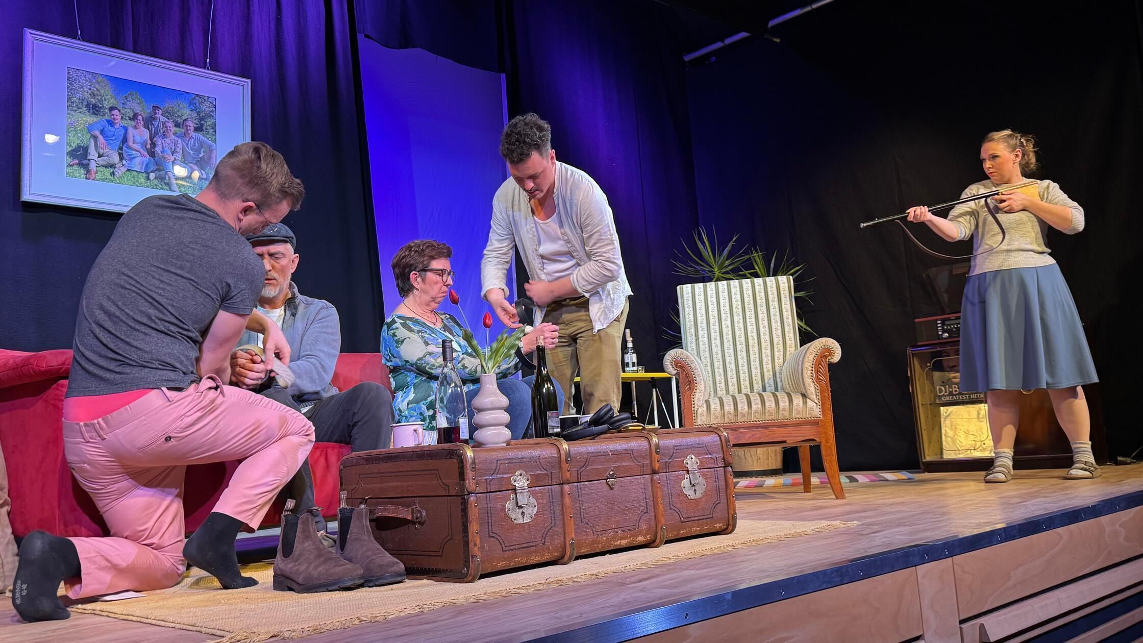 Theatergruppe-Rohr-f-hrt-Kom-die-auf-Die-lieben-Eltern-im-Rohrer-Gemeindehaus