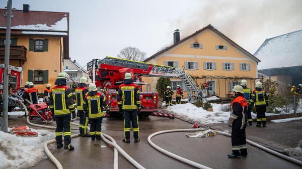 Einfamilienhaus brennt lichterloh: 70-jähriger Be