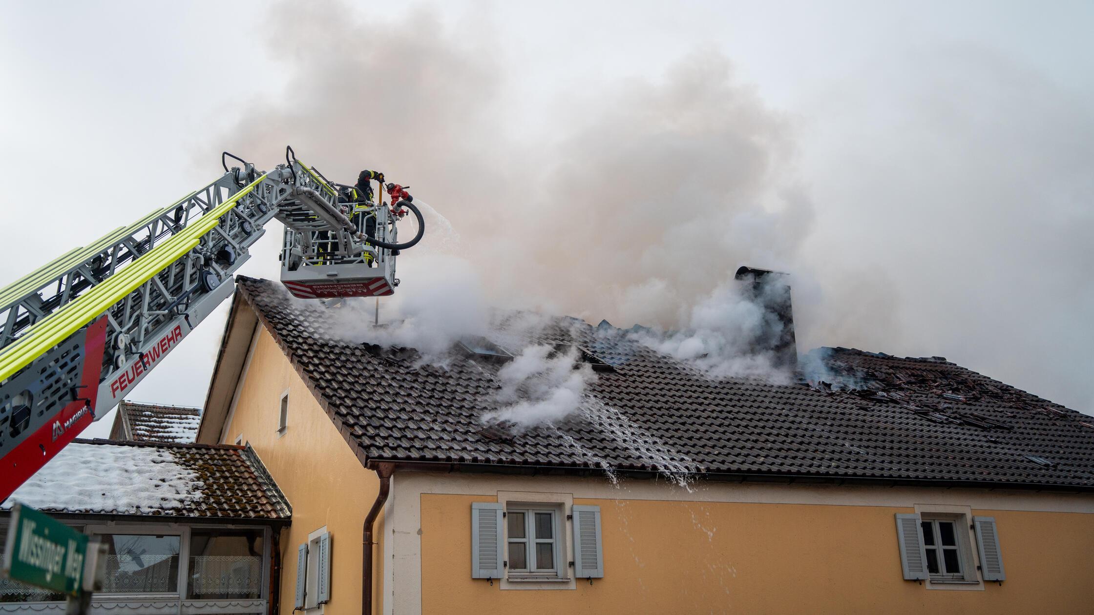 Einfamilienhaus brennt lichterloh: 70-jÃ¤hriger Be