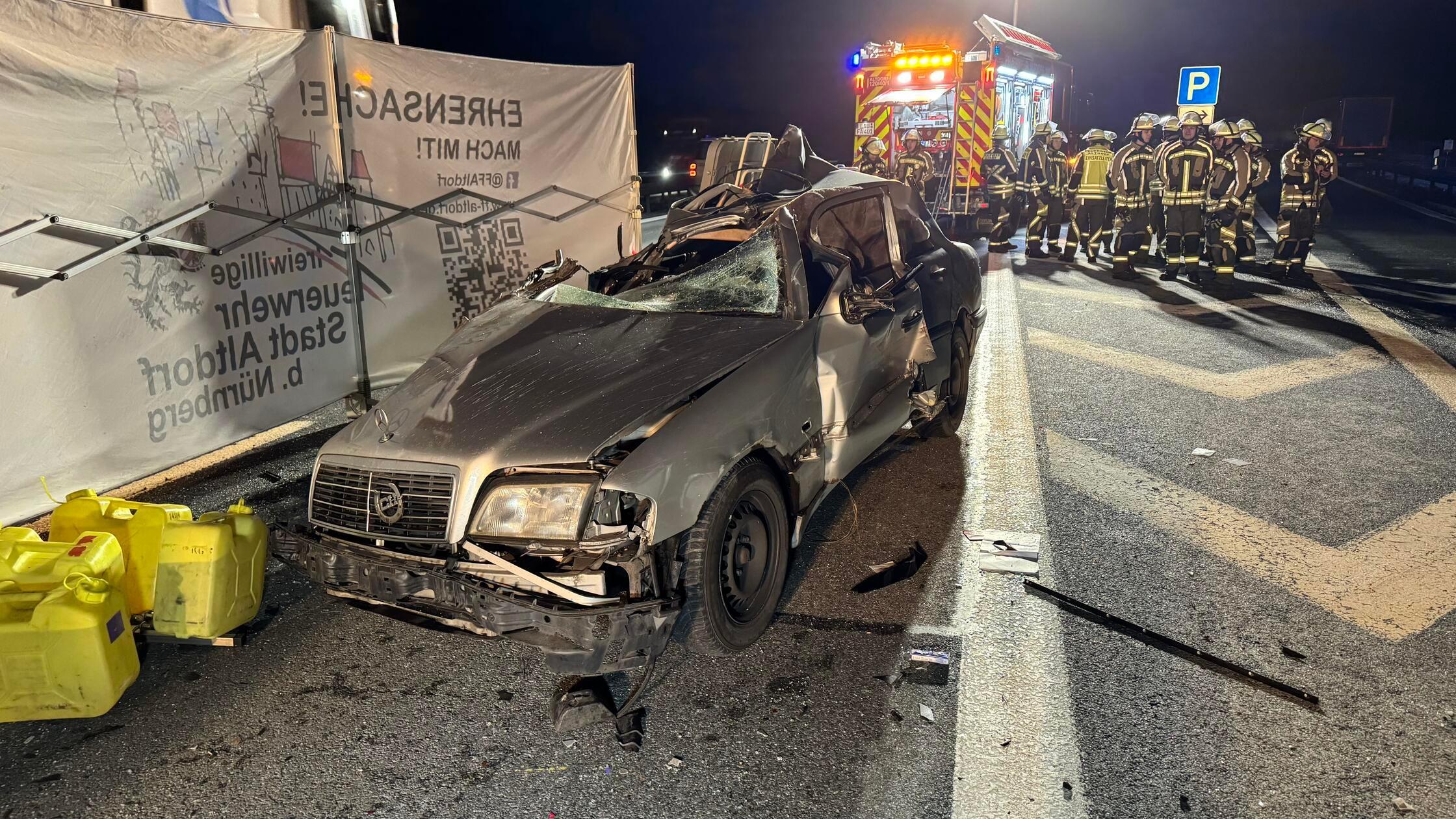 Mit-hoher-Geschwindigkeit-auf-A6-in-Lkw-geprallt-Autofahrer-wird-verletzt-Spur-gesperrt