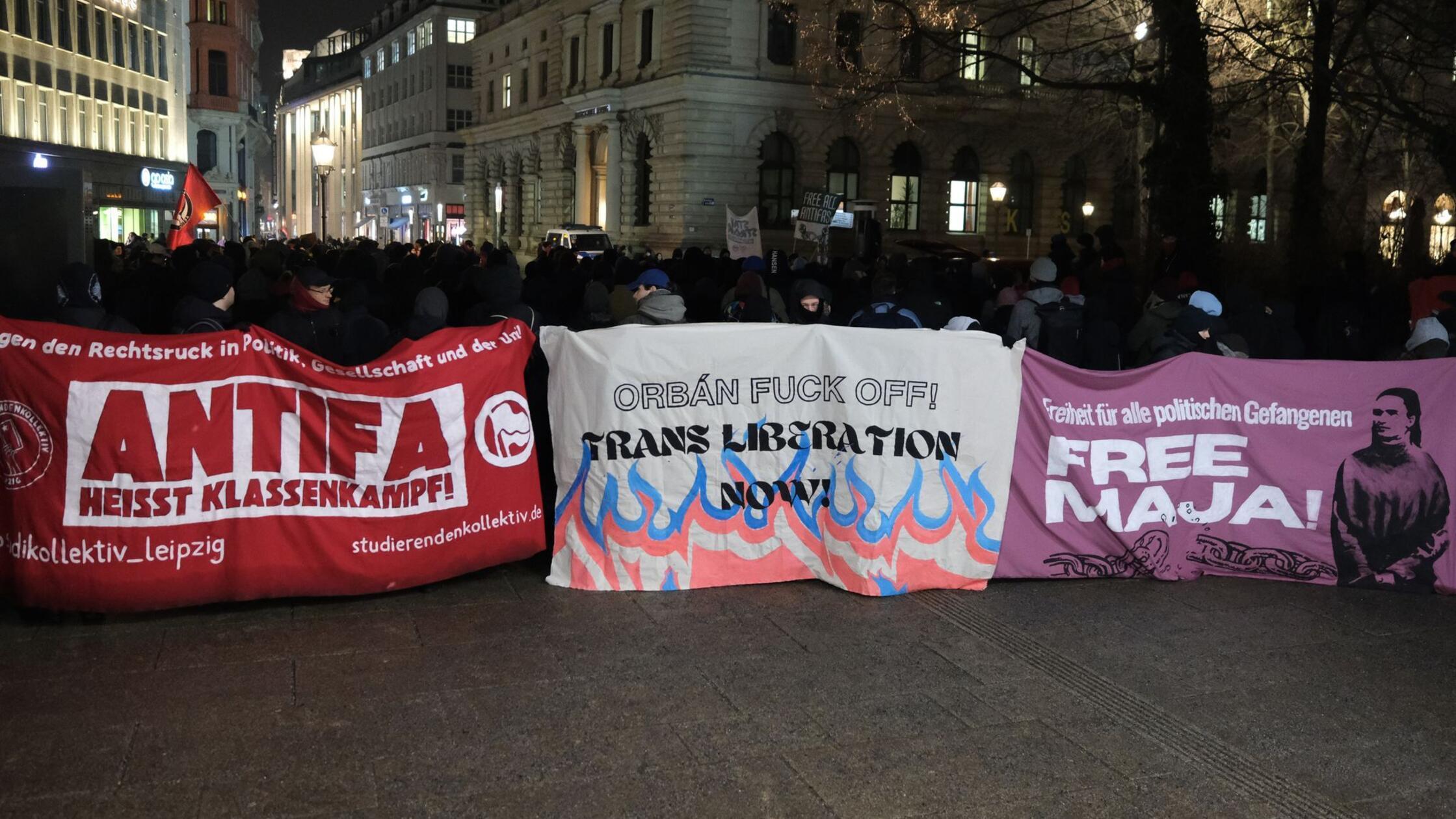 Teilnehmer einer linken Kundgebung versammeln sich