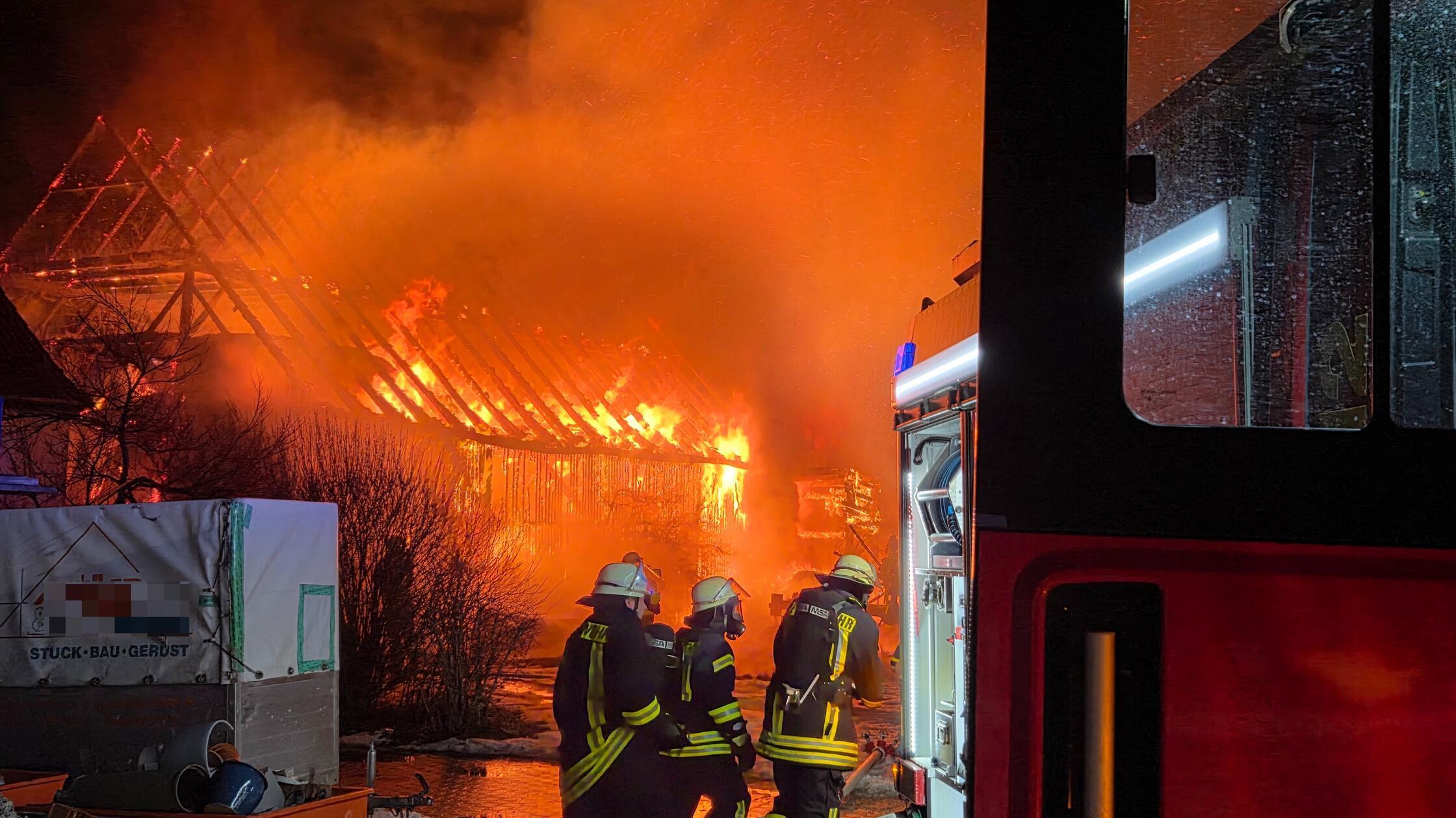 Feuerwehr-Gro-einsatz-ber-8-5-Stunden-in-Burgbernheim-Scheune-brennt-komplett-nieder