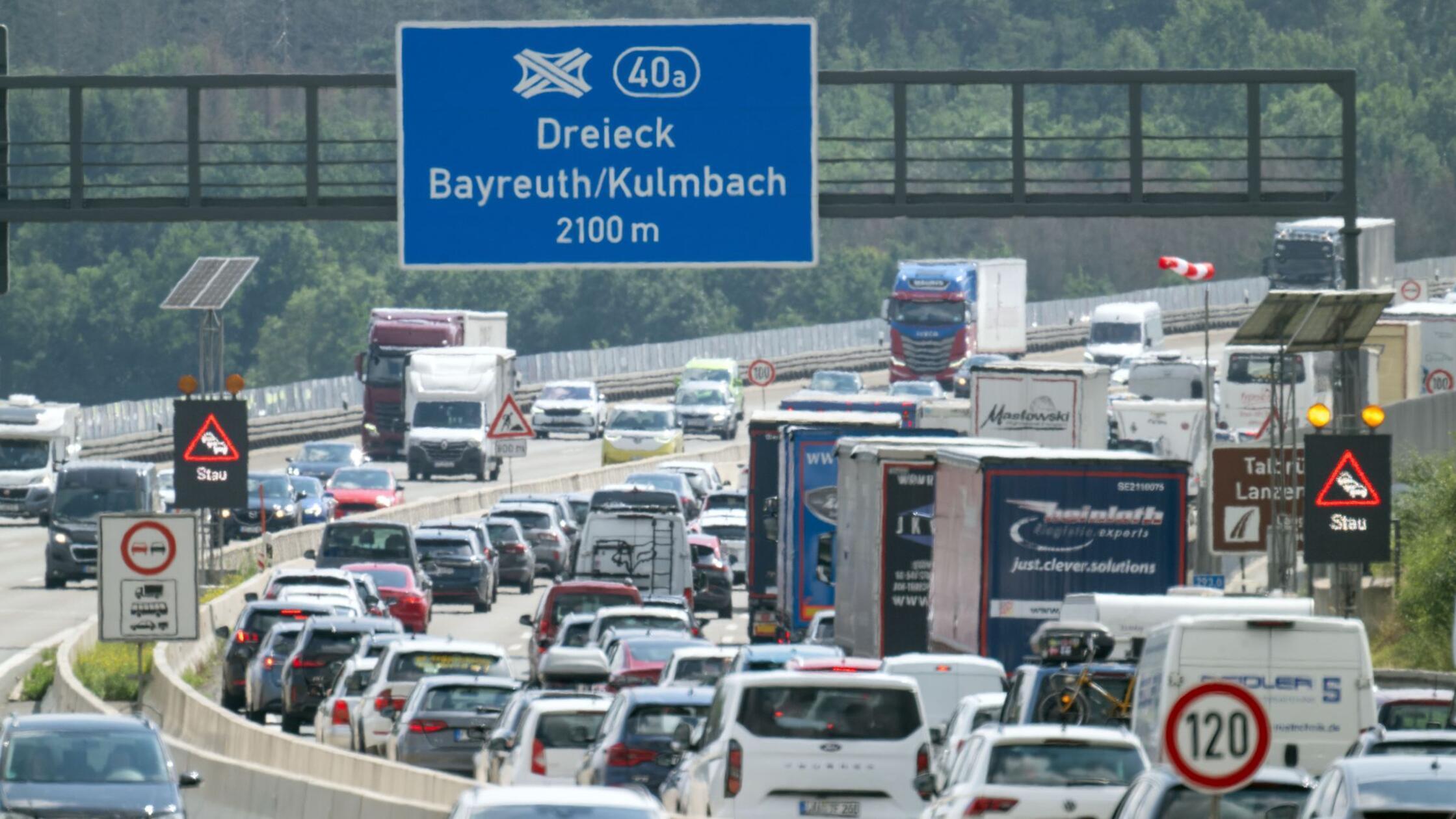 Zahlreiche Autos stehen auf der Autobahn A9 bei Hi