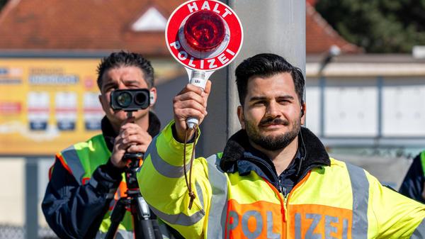Polizisten der Verkehrspolizei Augsburg an einer K