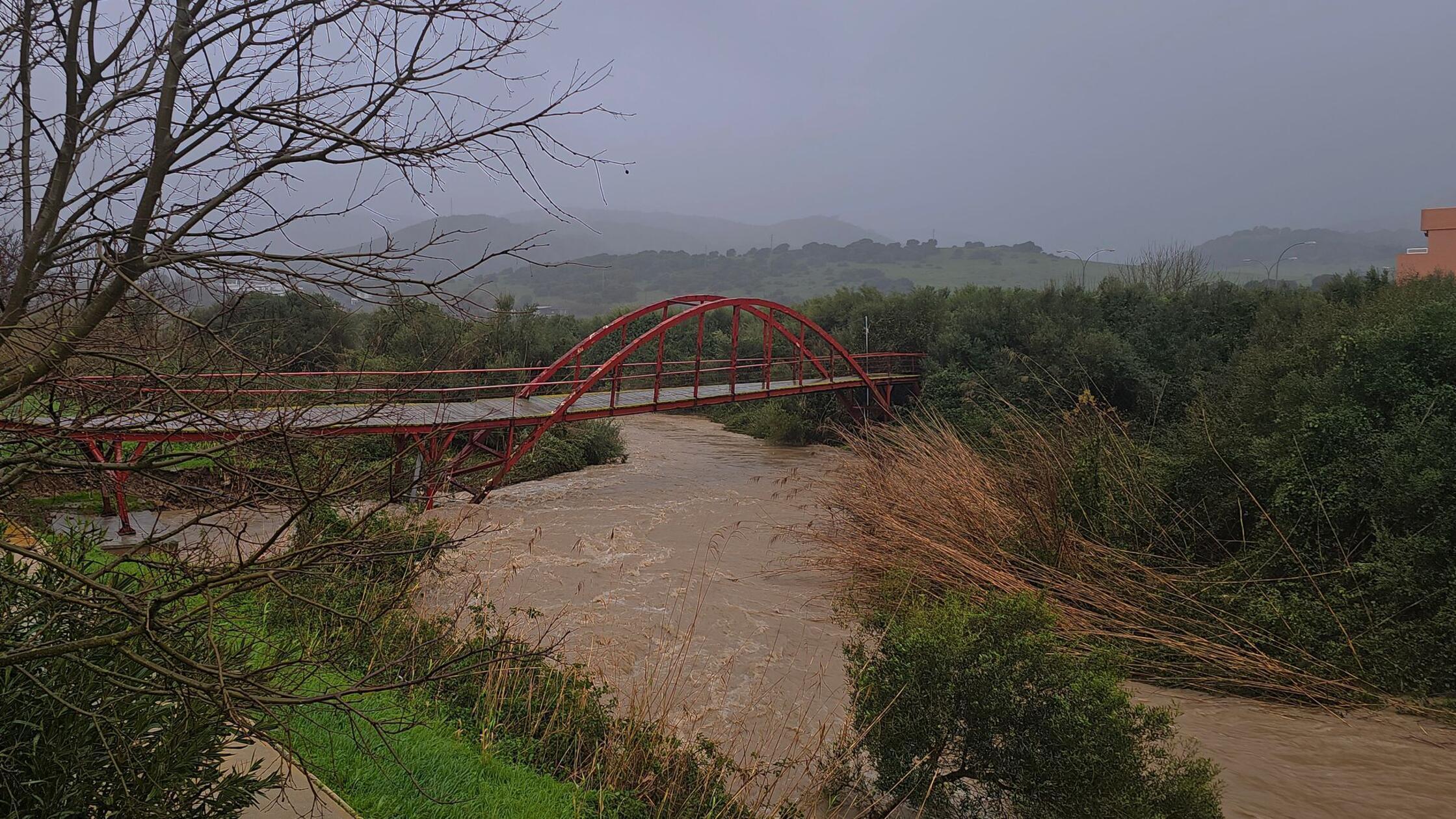 Der Fluss Pícaro tritt bei Las Herrizas (Cádiz) üb