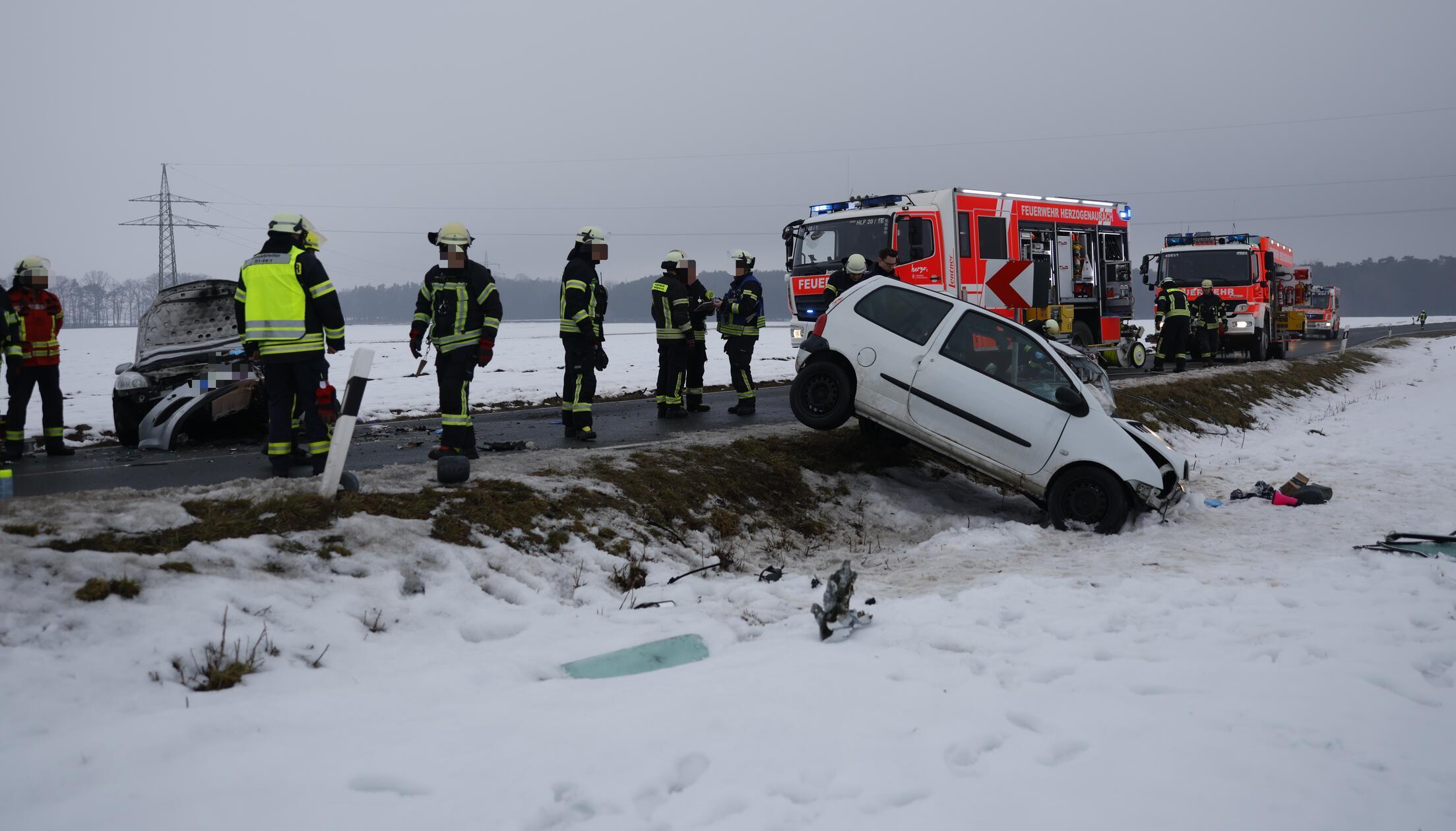Person-schwerverletzt-Autos-sto-en-bei-Herzogenaurach-frontal-zusammen