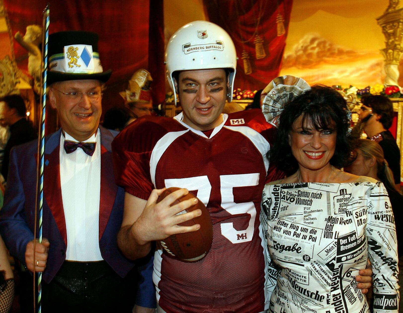 Breit gebaut ist Markus Söder an Fasching 2006. Als American Football-Spieler, steht er zwischen Joachim Hermann und Dagmar Wöhrl.