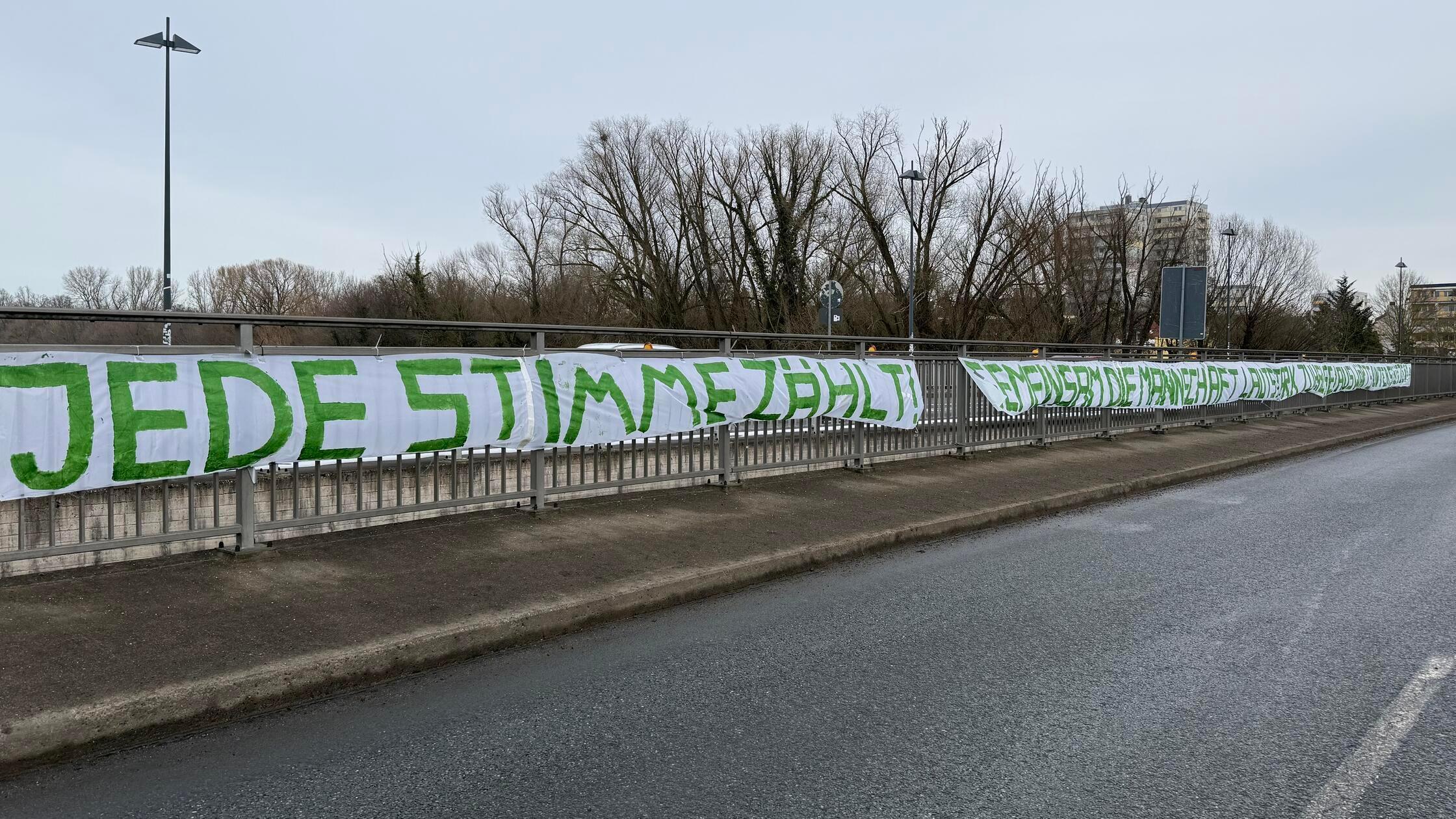 Wei-gr-ne-Banner-in-F-rth-Kleeblatt-Fans-fordern-Kleeblatt-Fans-auf-das-Team-anzufeuern