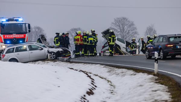 Frau kommt mit Twingo in den Gegenverkehr: Zwei Au