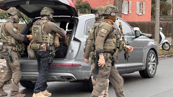 Redaktioneller Hinweis: Eltern, weitere Privatpers