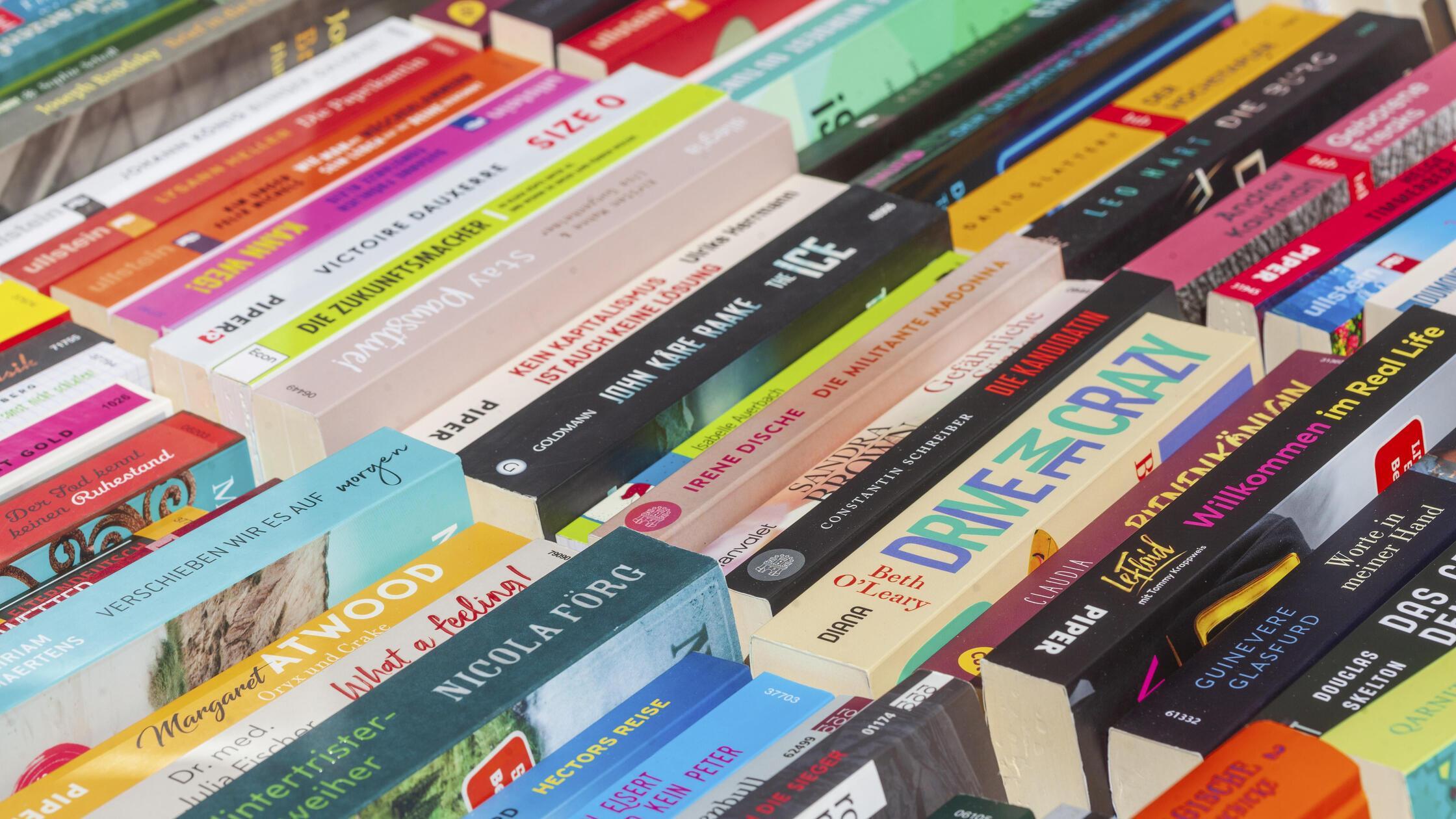 Bunte Taschenbücher auf einem verkaufsstand eines 