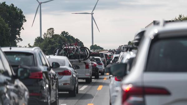 Der Verkehr staut sich auf der Autobahn A9 südlich