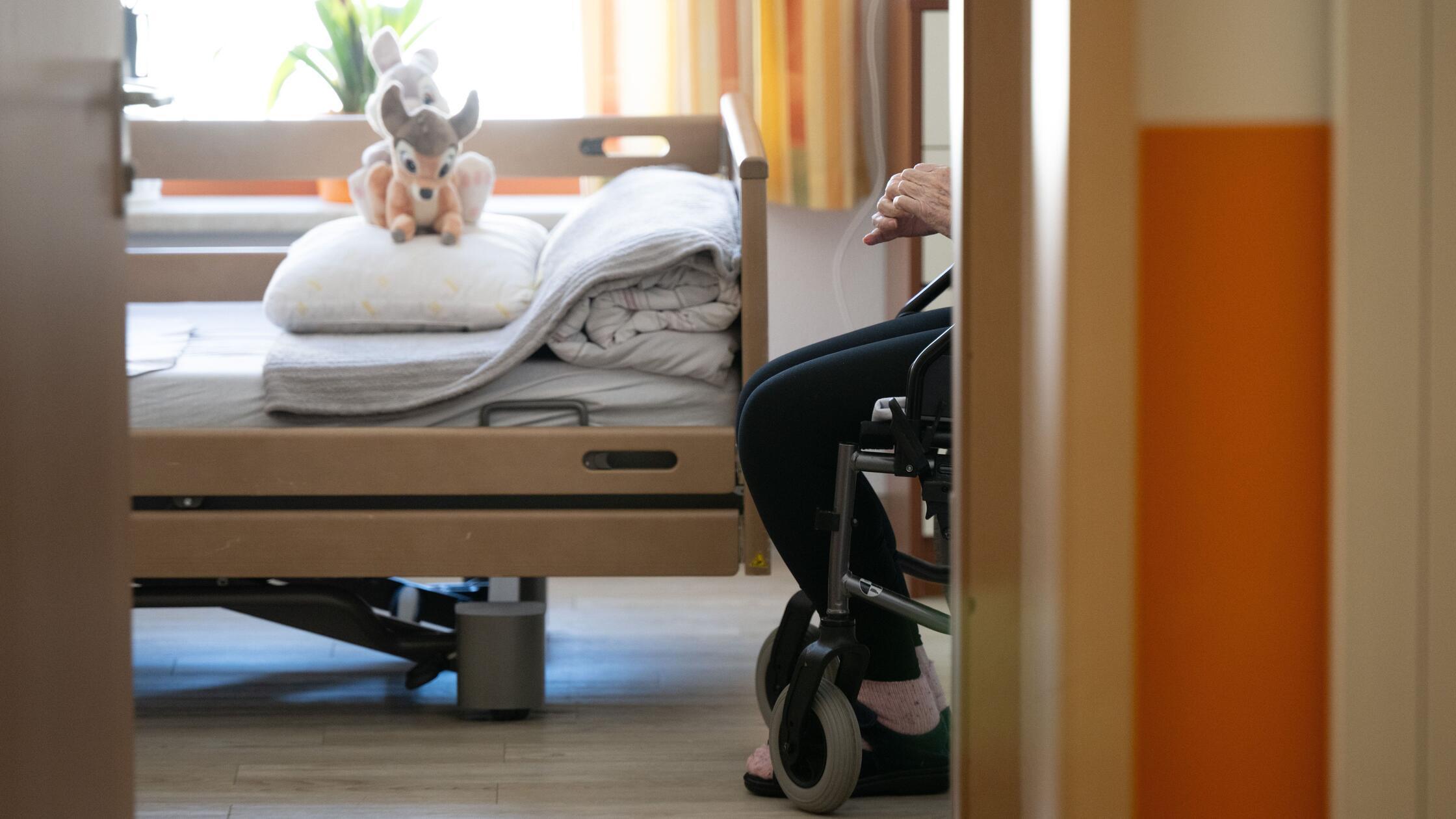 Diebstahl-in-F-rther-Seniorenheim-Pflegehelfer-verscherbelte-Goldschmuck-betagter-Damen