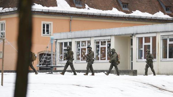 Redaktioneller Hinweis: Eltern, weitere Privatpers