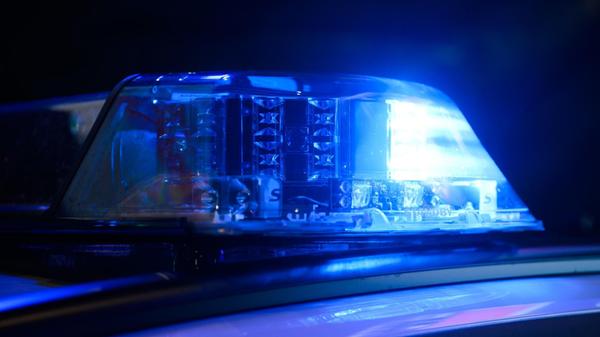 Ein Blaulicht leuchtet auf einem Einsatzfahrzeug d