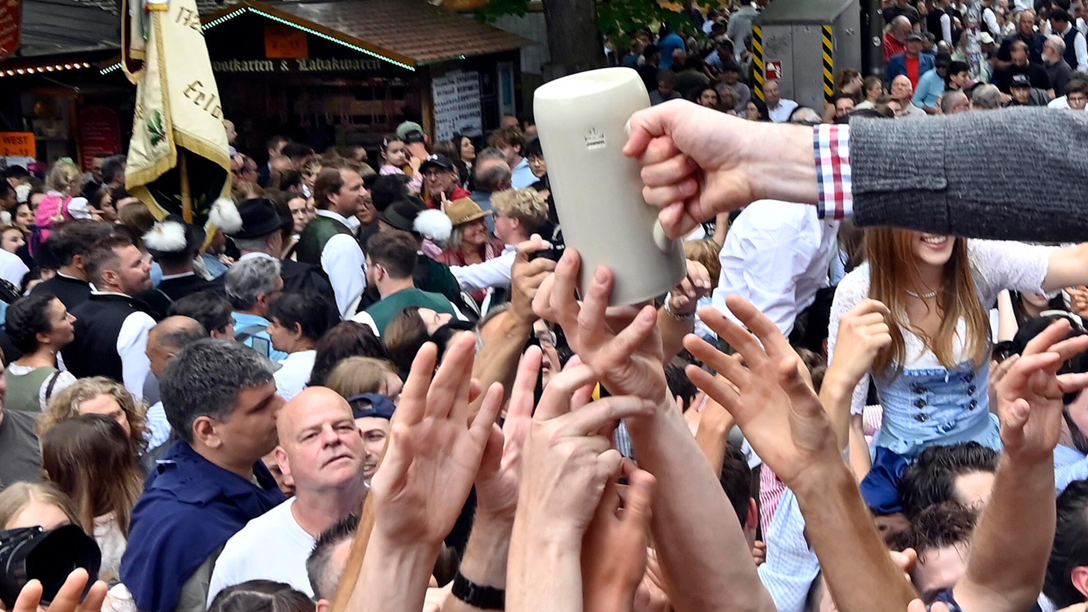 Eintritt-statt-steigendem-Bierpreis-bei-Bergkirchweih-So-kommt-der-Vorsto-in-Erlangen-an