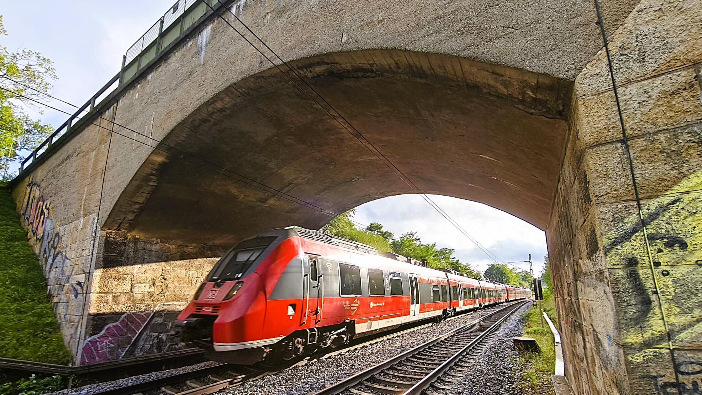 B-rgerversammlung-in-Pavelsbach-Am-Freitag-geht-der-Wahnsinn-los-mit-der-Bahnsperre-