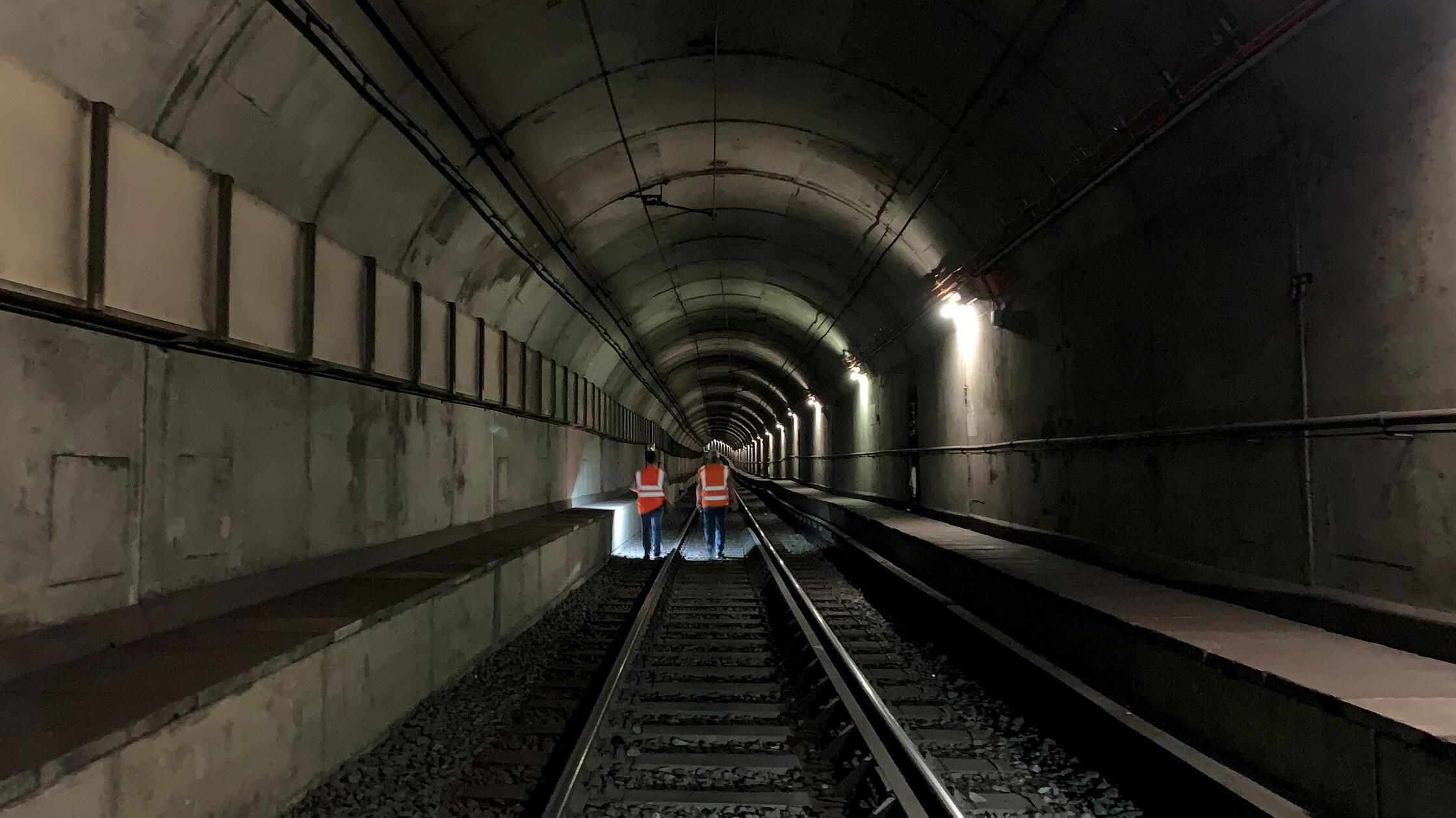 ARCHIV - 08.04.2024, Hessen, Frankfurt/Main: Zwei 