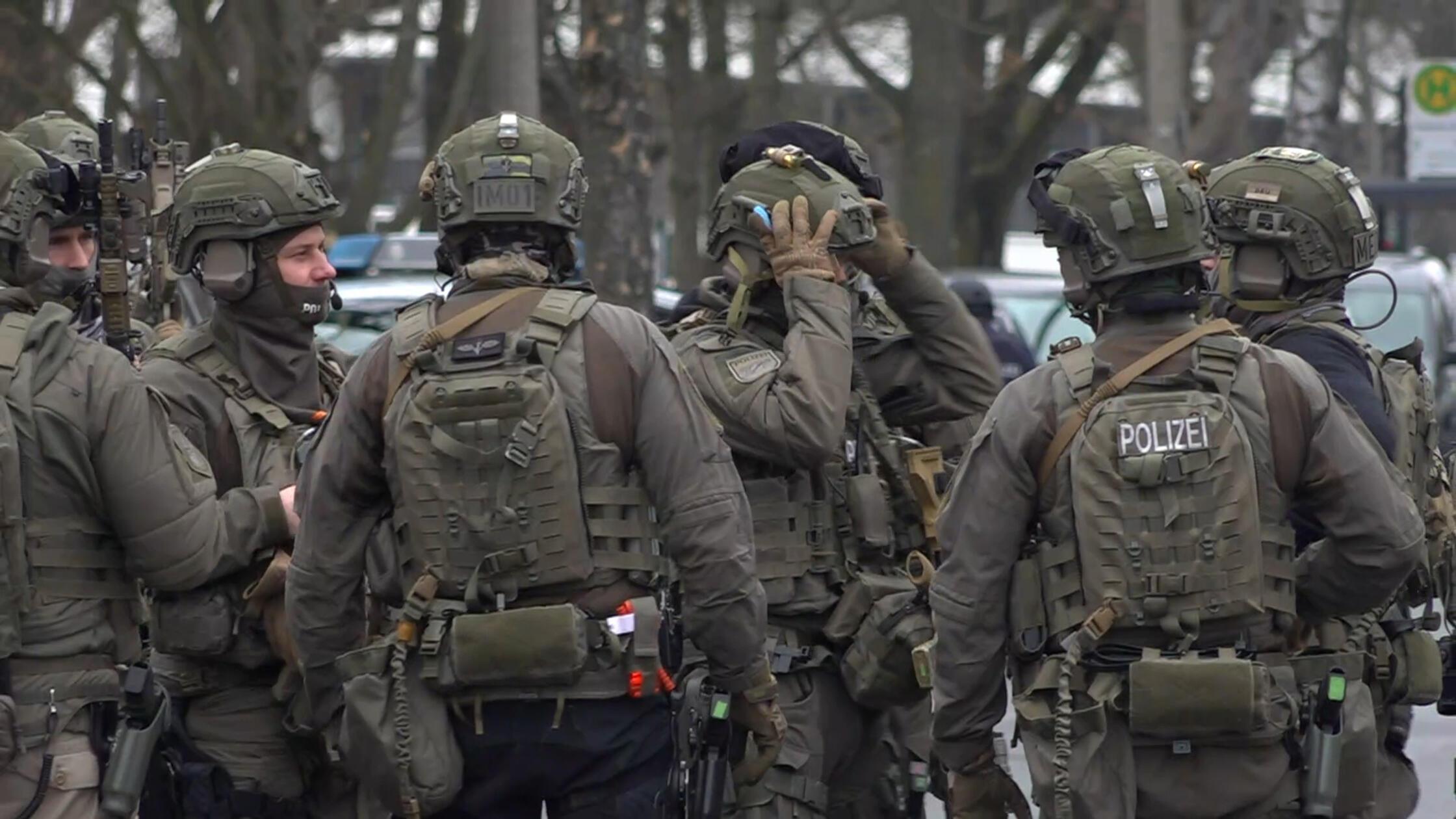 Massives-Polizeiaufgebot-an-Konrad-Gro-Schule-in-N-rnberg-Bilder-vom-Ort-des-Geschehens