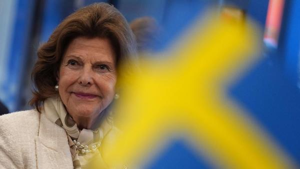 Königin Silvia von Schweden sitzt während ihres Be