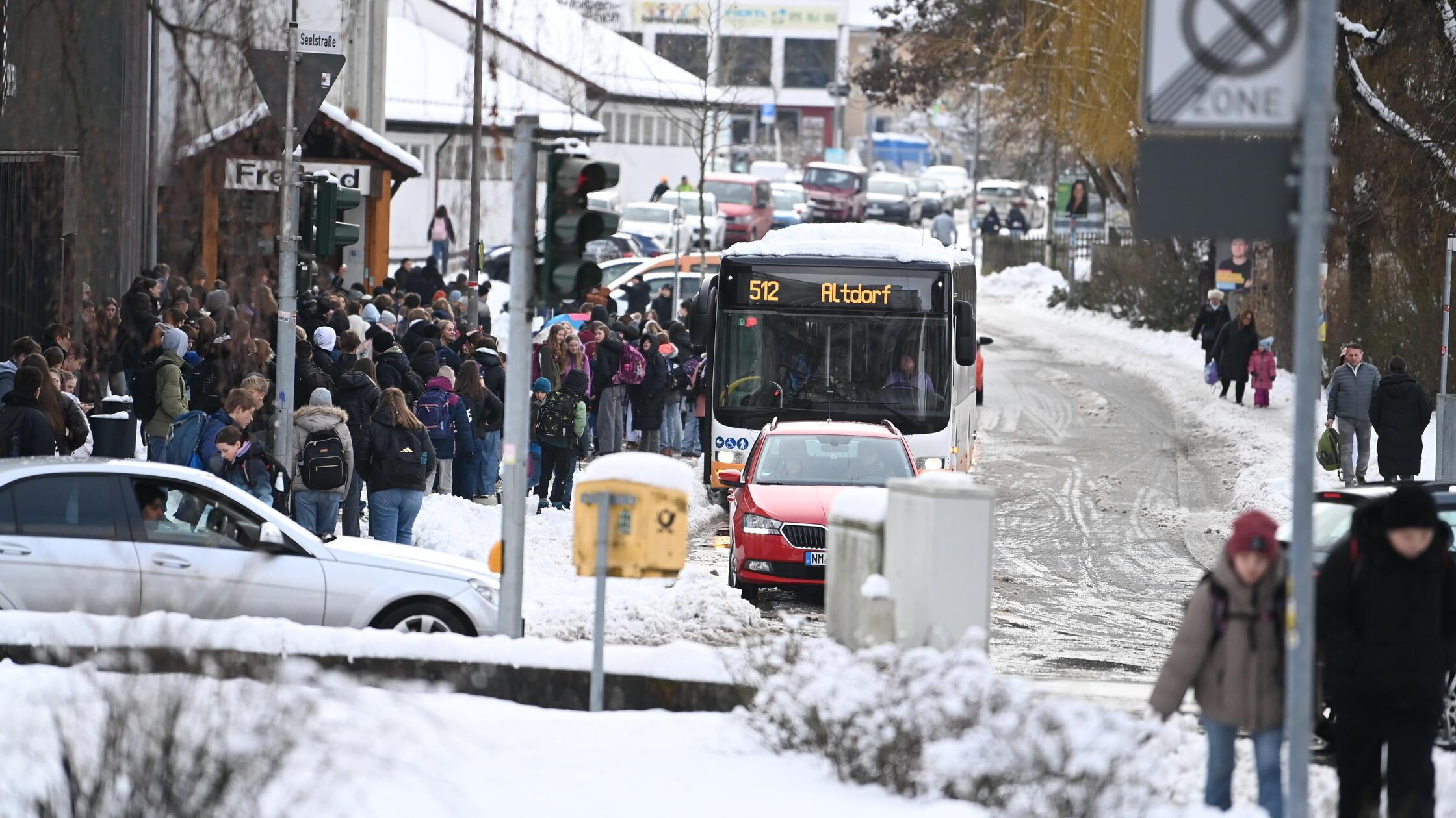 -Das-gibt-es-doch-nicht-Mutter-w-tend-ber-Schulbus-Ausfall-trotz-ger-umter-Stra-e