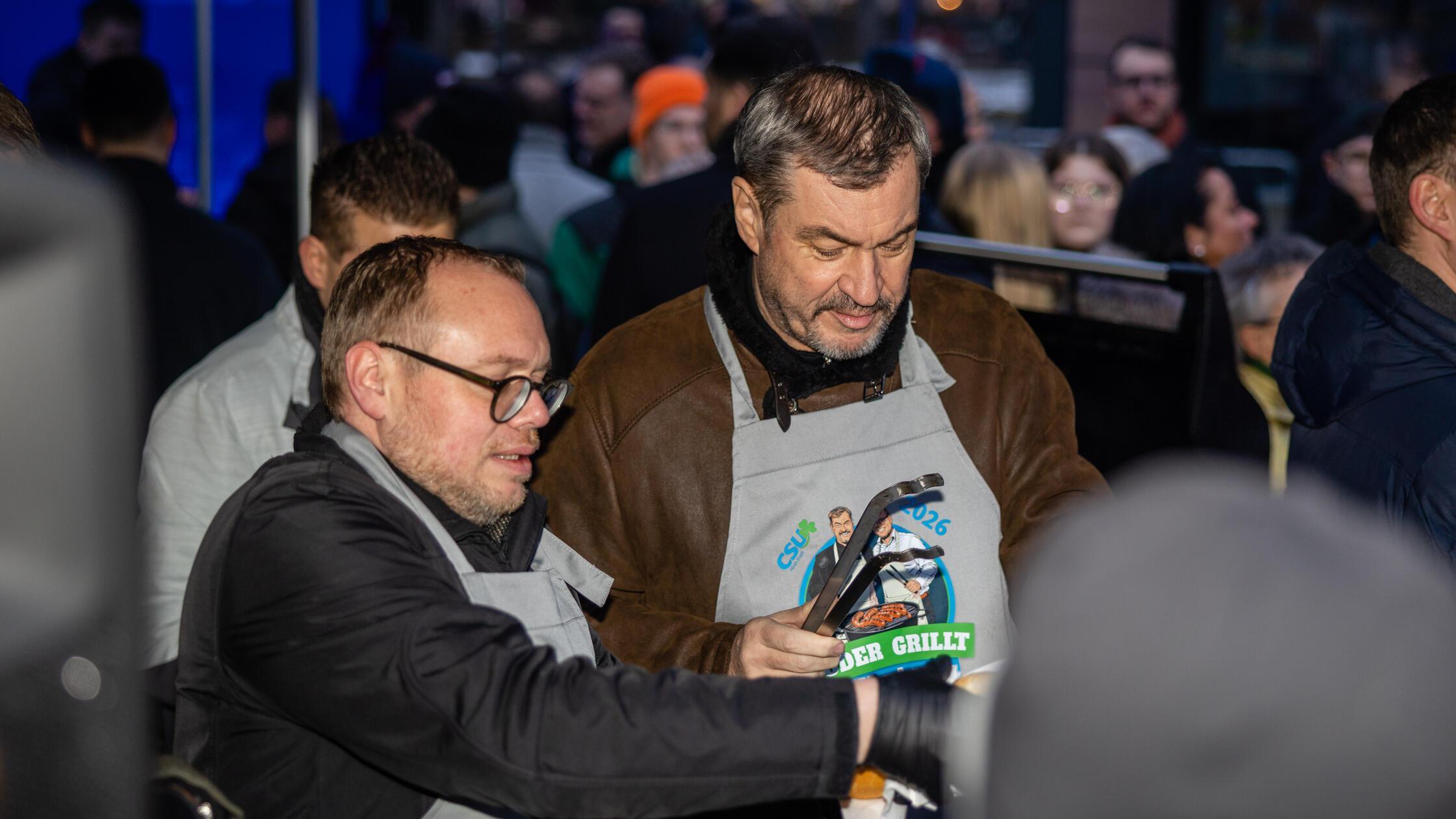 Wahlkampfhilfe-mit-Wurstsemmel-Markus-S-der-grillte-mit-dem-F-rther-OB-Kandidaten-der-CSU