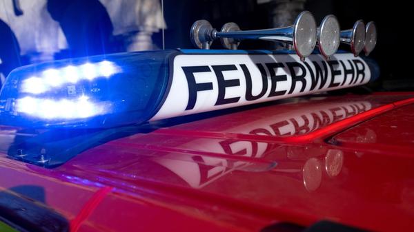 Ein Einsatzfahrzeug der Feuerwehr mit eingeschalte