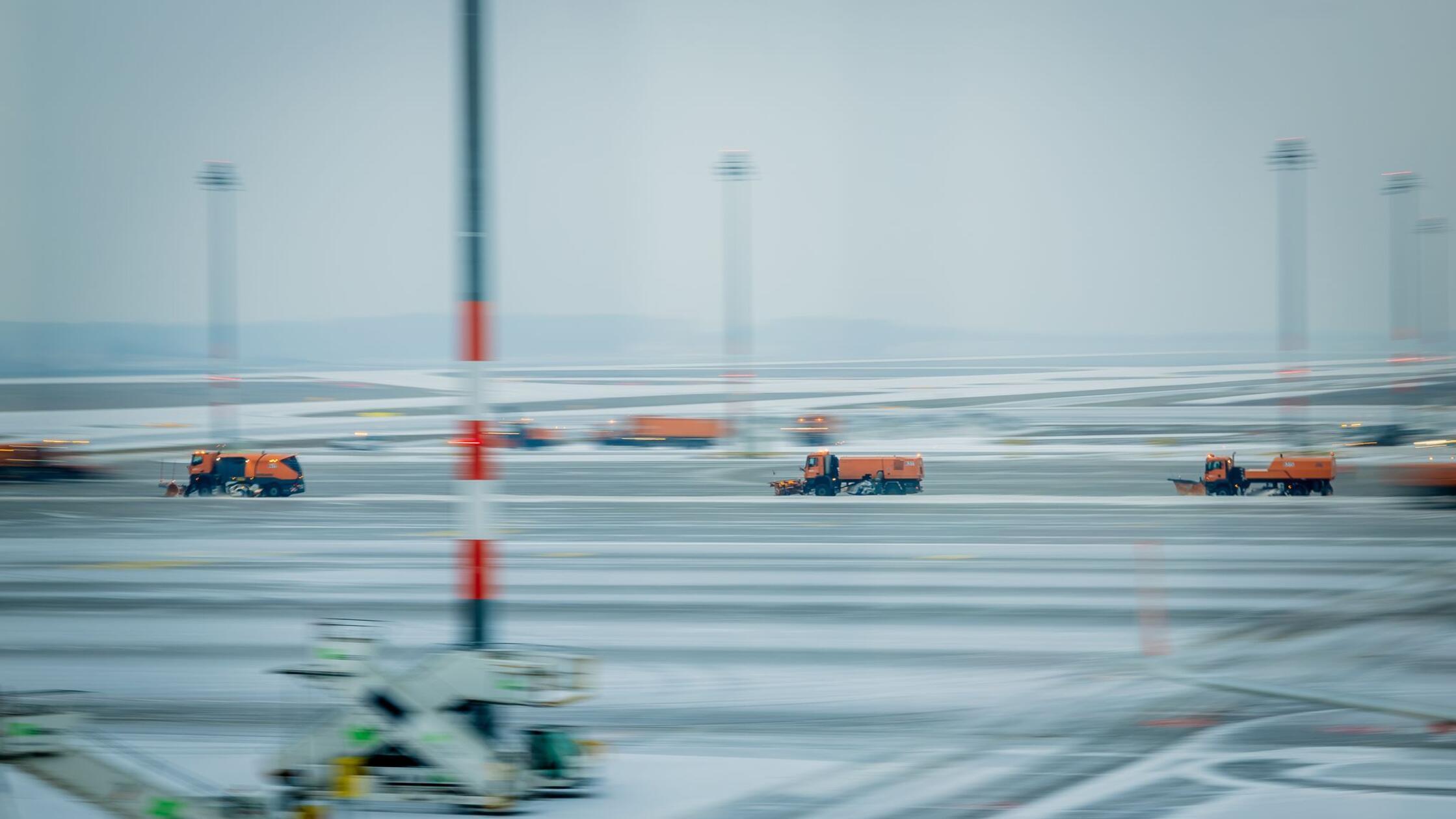 Blitzeis-am-BER-Flughafen-stellt-den-Betrieb-ein