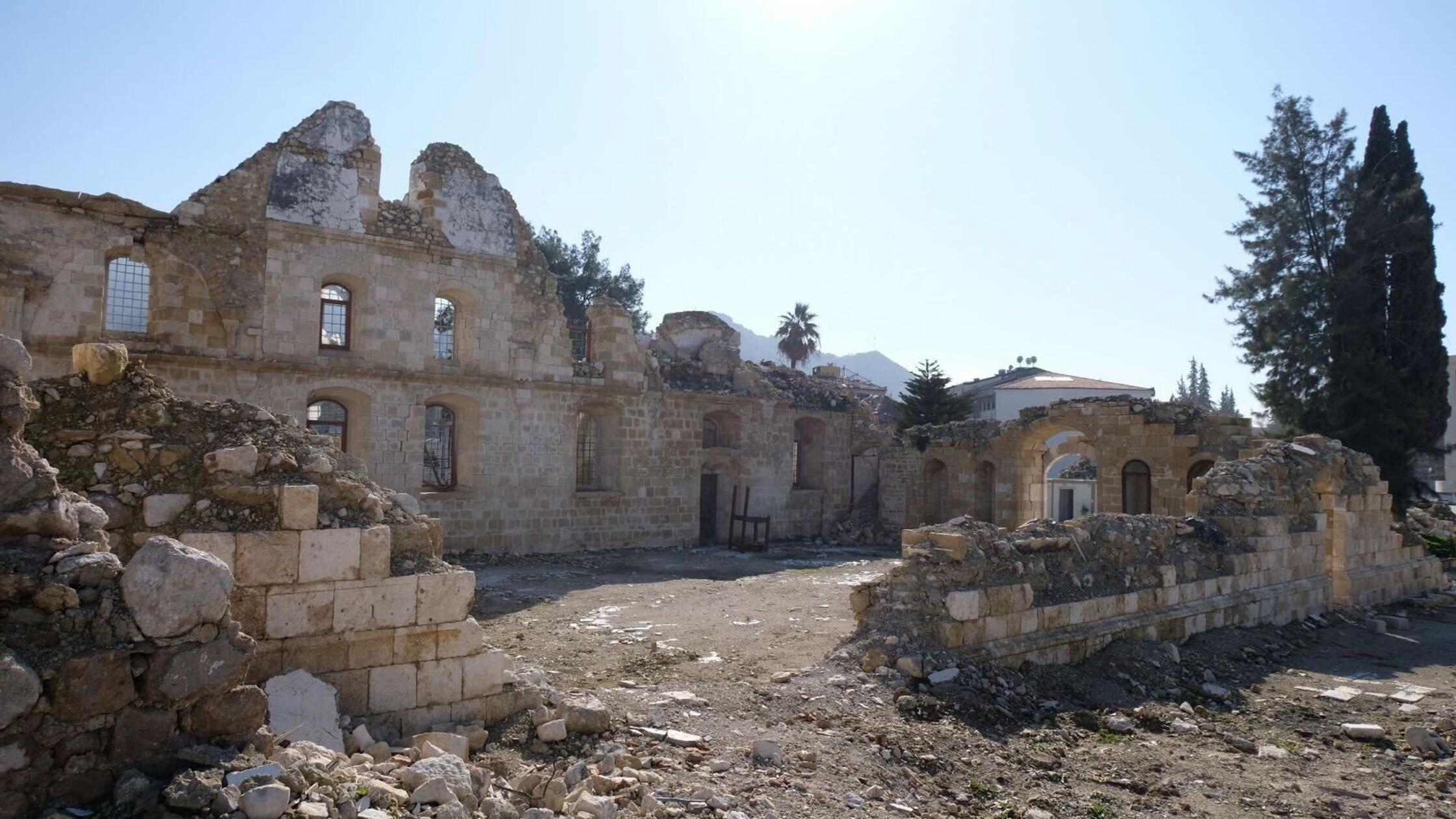 Nach-Beben-in-der-T-rkei-Gemeinde-baut-Kirche-wieder-auf