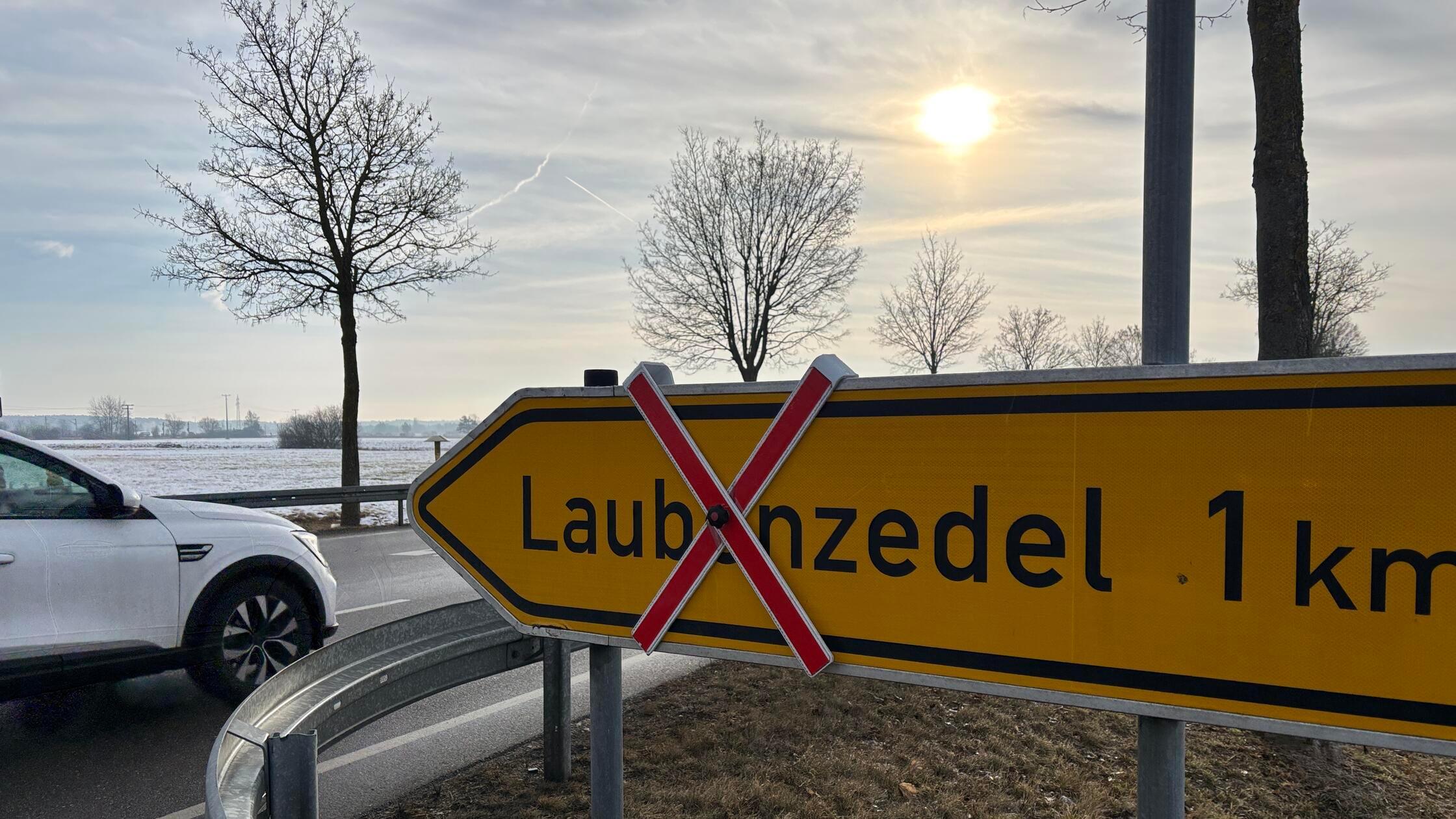 Ortsschild Bahnübergänge gesperrt Laubenzedel