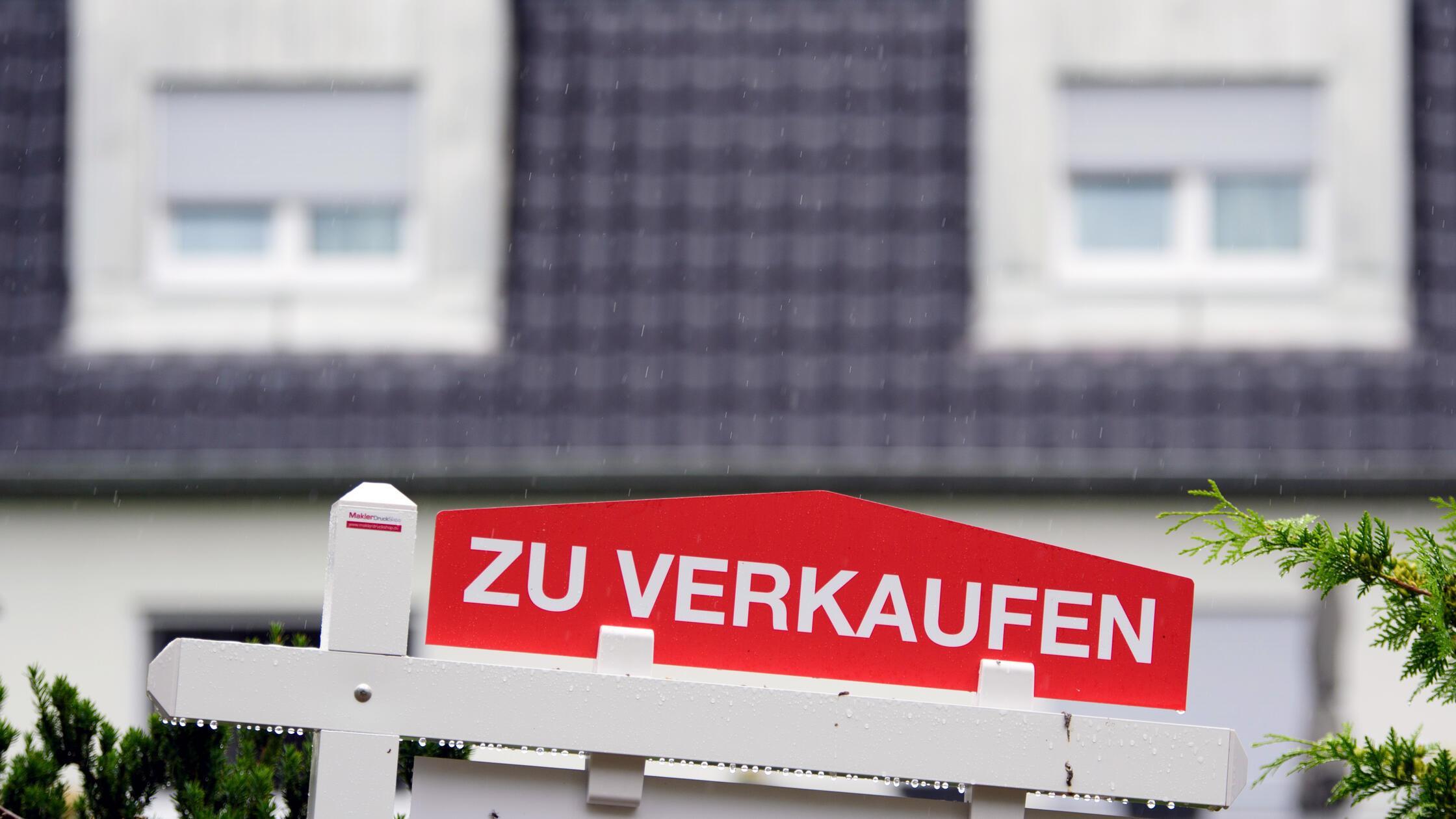 ARCHIV - Beim Kauf einer gebrauchten Immobilie sol